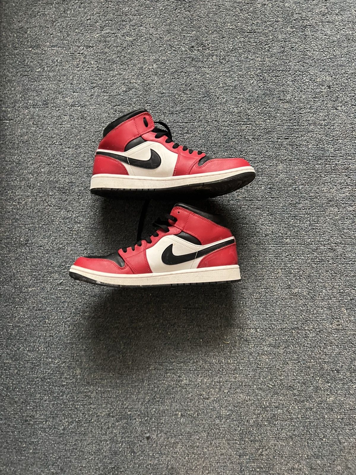 Jordan Brand Jordan 1 mid Chicago Size US 10.5 / EU 43-44 - 2 Thumbnail