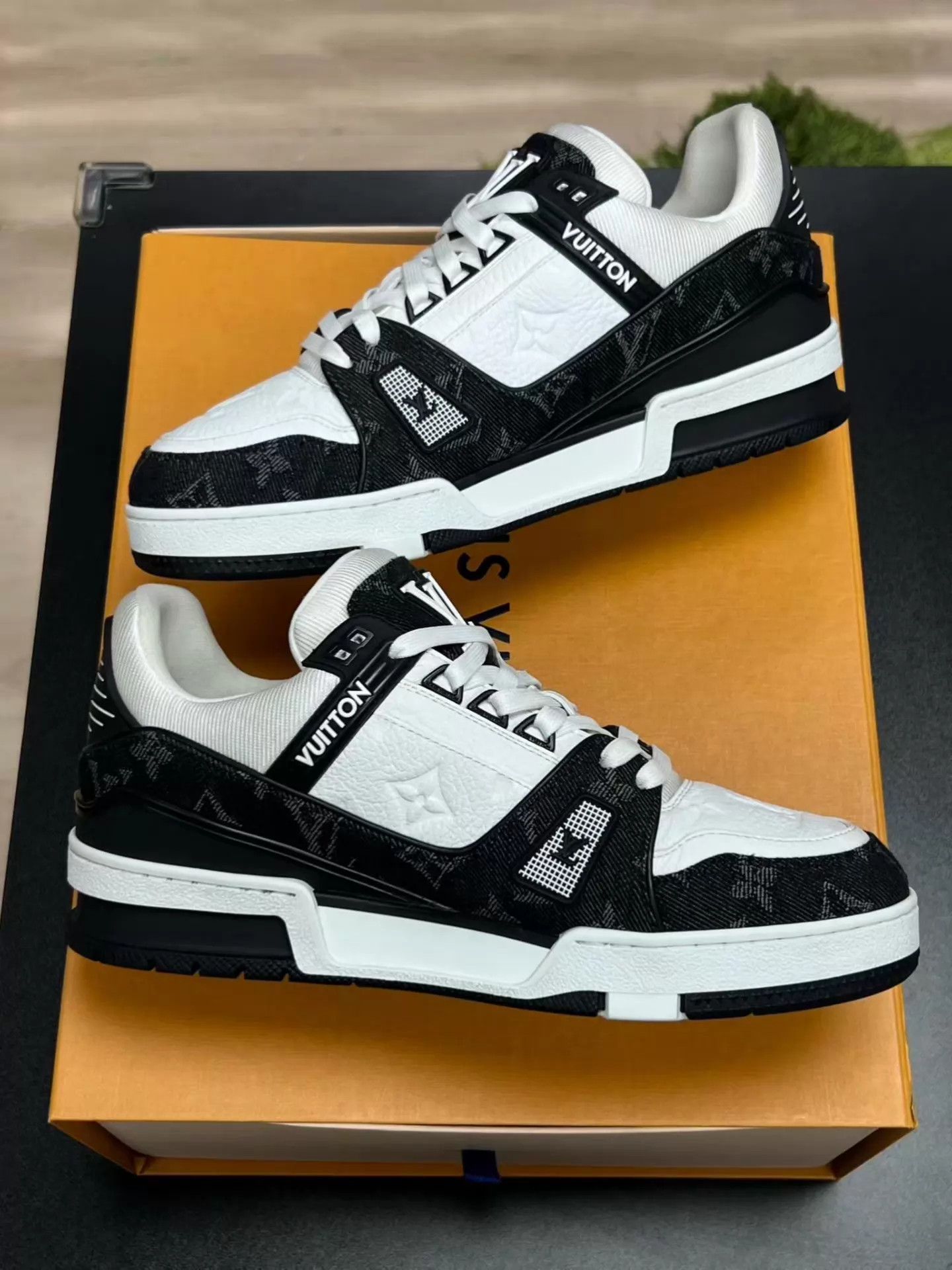 Louis Vuitton LV TRAINER Black White Denim Panda 38 Near New 25 Size US 7.5 / IT 37.5 - 6 Thumbnail