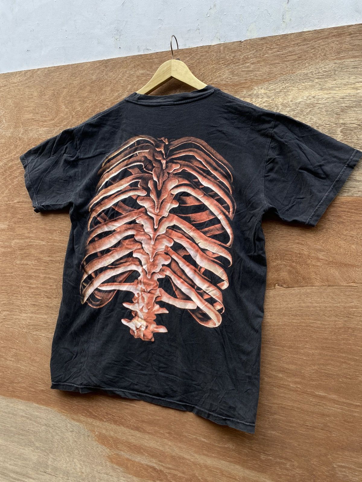 2000s y2k skull & backbone printed tshirt by title shop