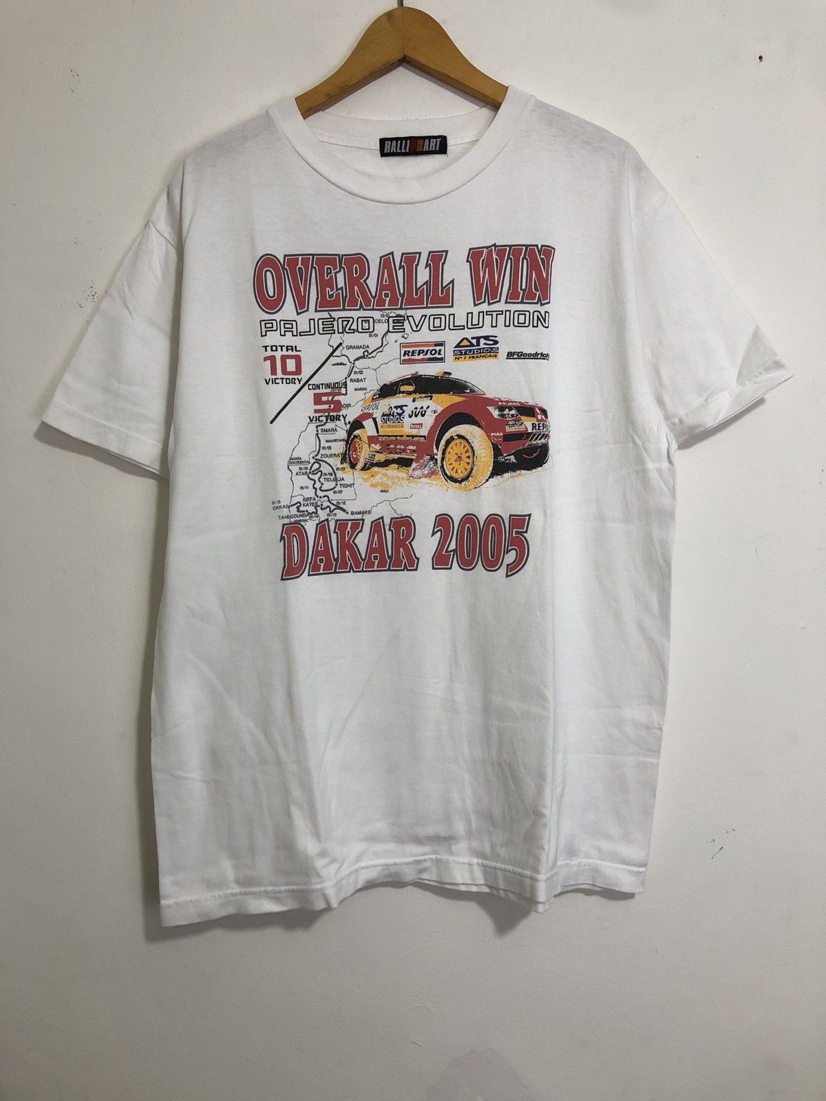 Vintage Vintage Dakar Pajero Mitsubishi Ralli art T-Shirt Size US L / EU 52-54 / 3 - 1 Thumbnail