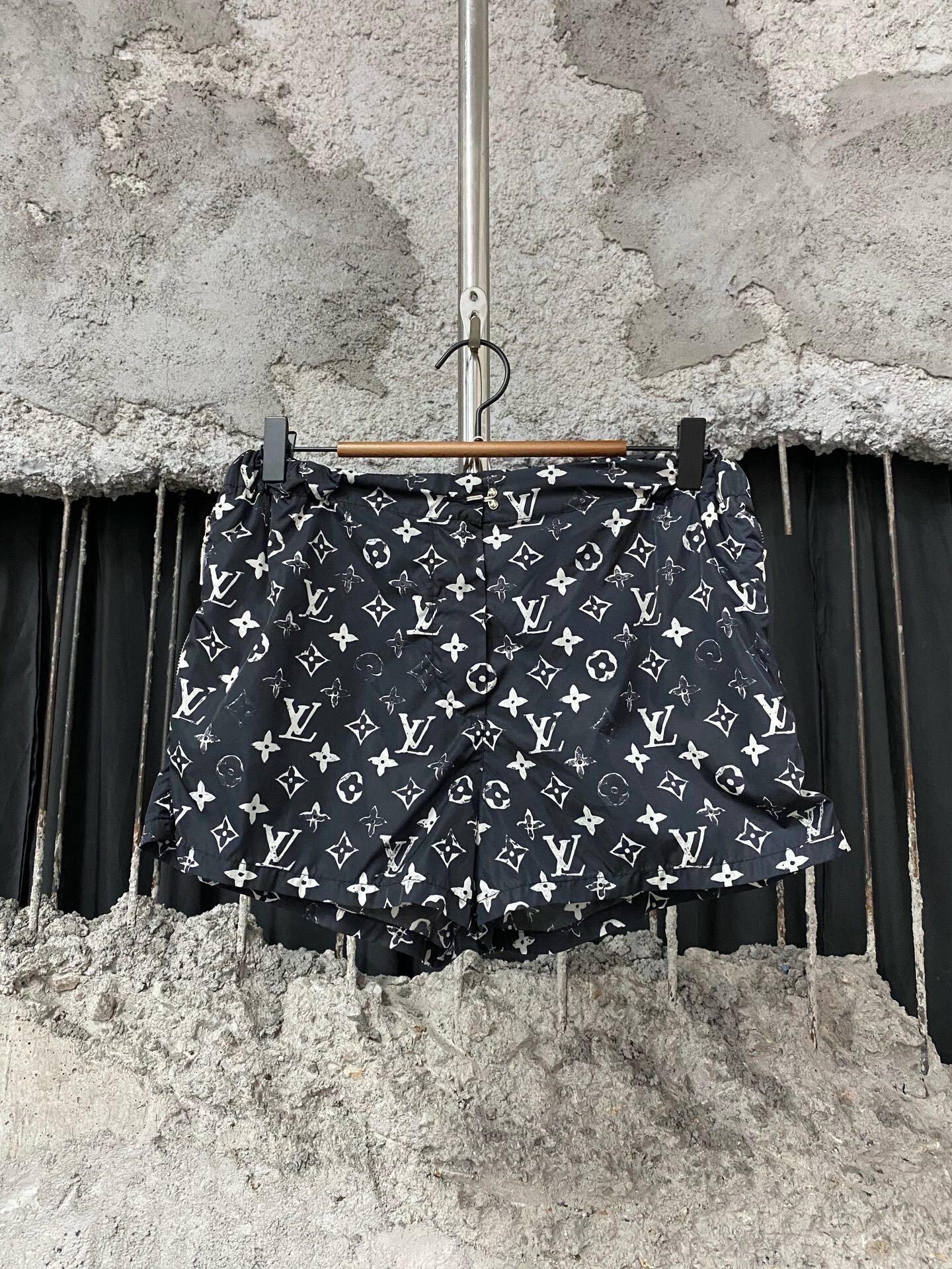 Louis Vuitton Louis Vuitton Monogram Print Shorts Size 38 Size 38" / US 16 / IT 52 - 1 Thumbnail
