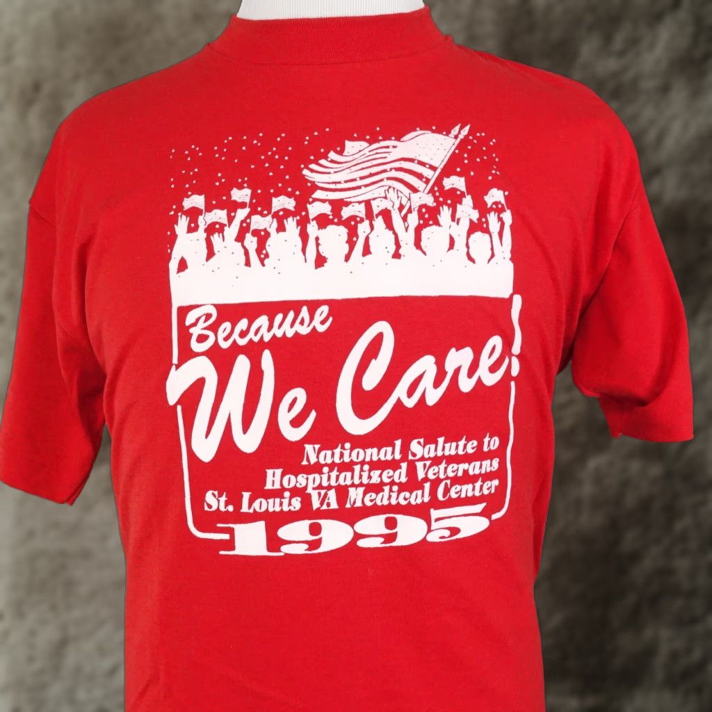 Fruit Of The Loom VINTAGE Fruit of the Loom ST LOUIS VA CENTER VETERAN T-SHIRT 1995 90s RED XL UNISEX Size US XL / EU 56 / 4 - 1 Thumbnail