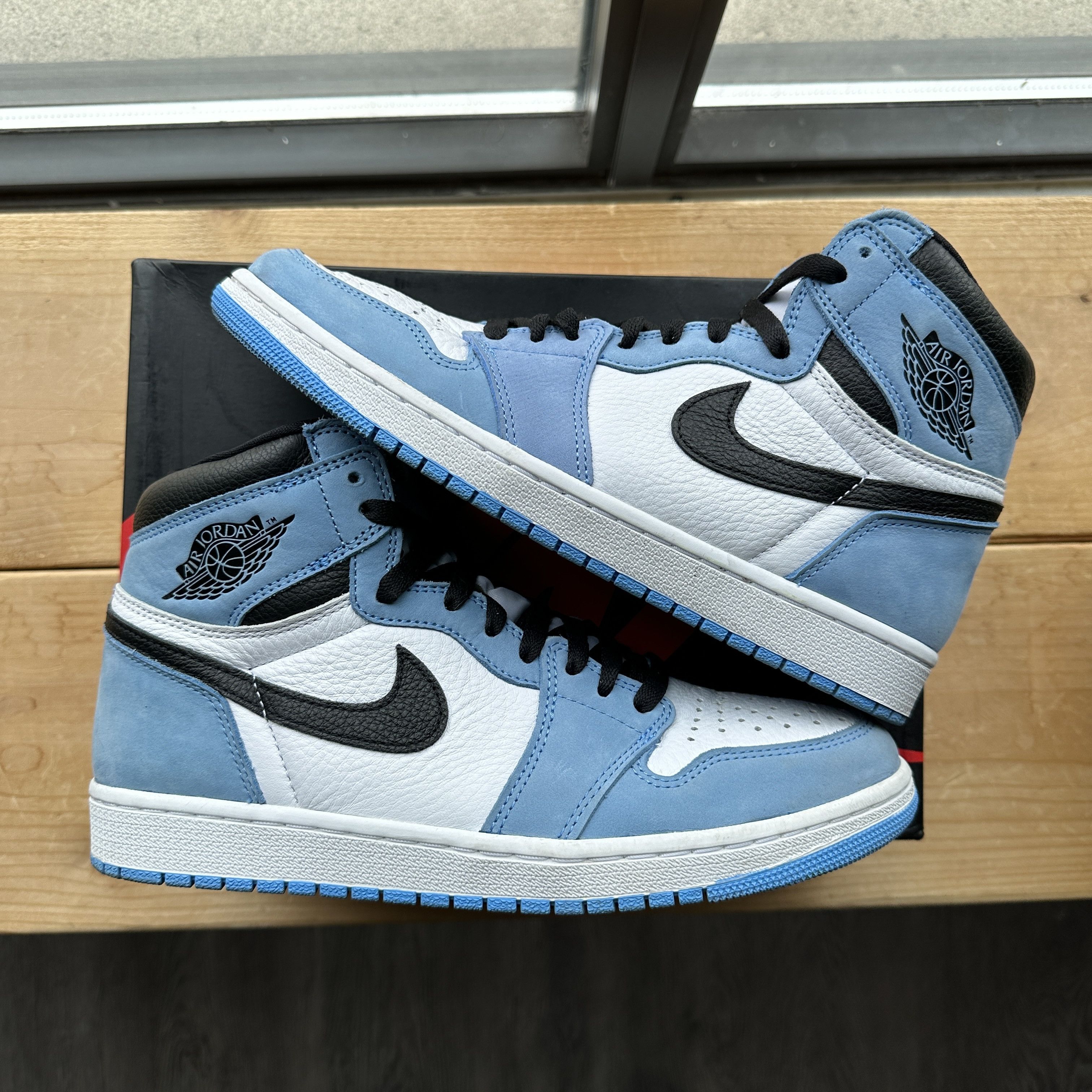 Jordan Brand Air Jordan 1 High "University Blue" Size US 9 / EU 42 - 5 Thumbnail