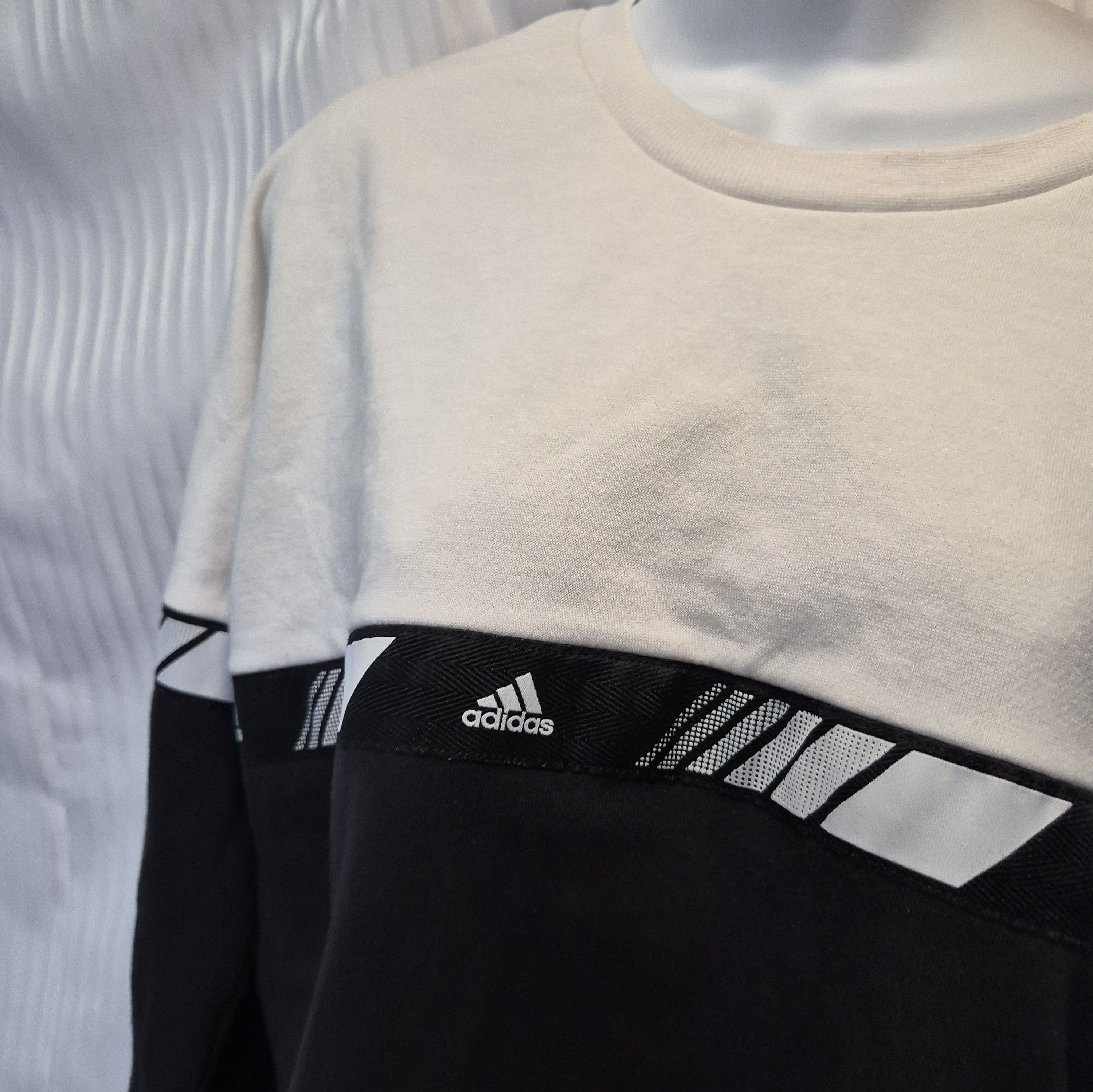 Adidas adidas XS Two-Tone Cropped Sweatshirt - Black & White Size XS / US 0-2 / IT 36-38 - 3 Thumbnail