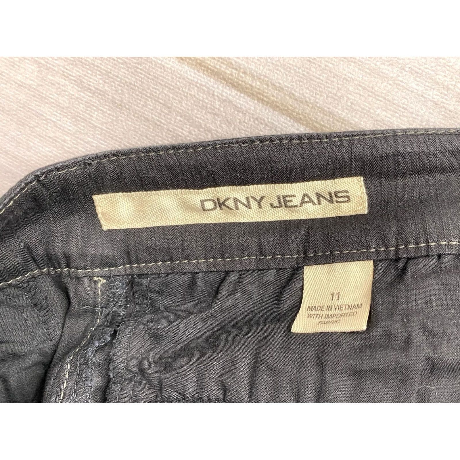 DKNY DKNY Jeans Shorts Womens Juniors 11 Black Satin Trim Pleated Stretch NWT 90s Vintage Style Chino Pants Shorts Size 32" / US 10 / IT 46 - 7 Thumbnail