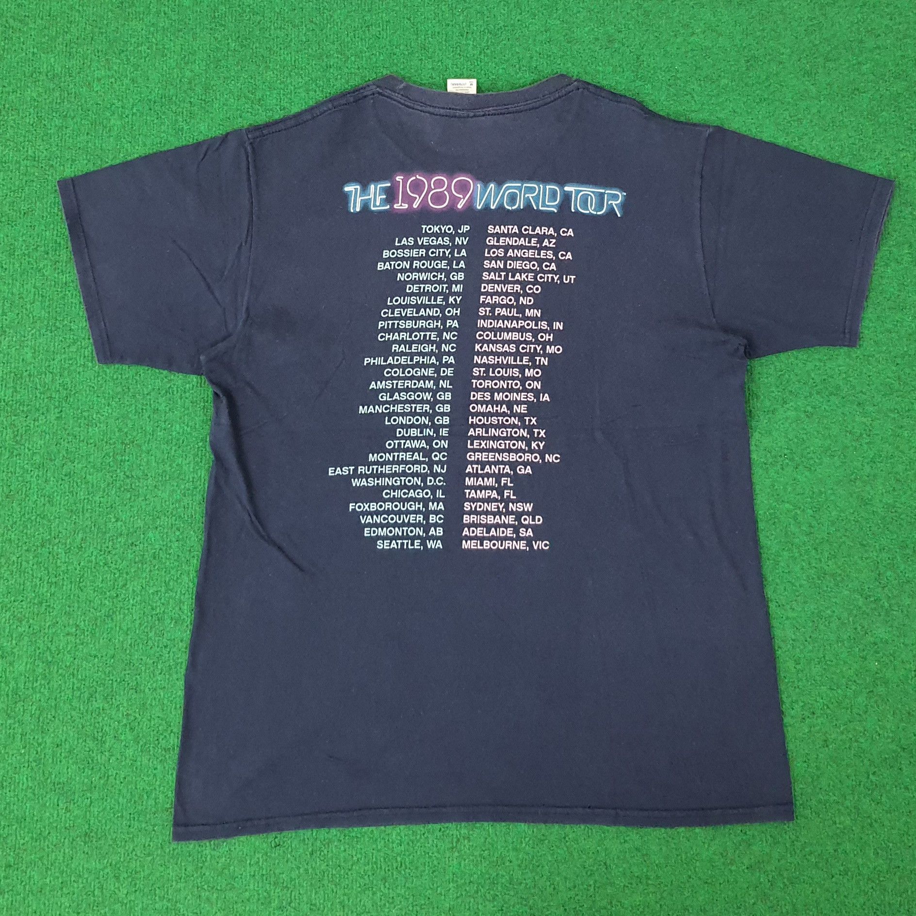 Band Tees Vintage Taylor Swift American Singer Tour Tshirt C223N66 Size US M / EU 48-50 / 2 - 3 Thumbnail