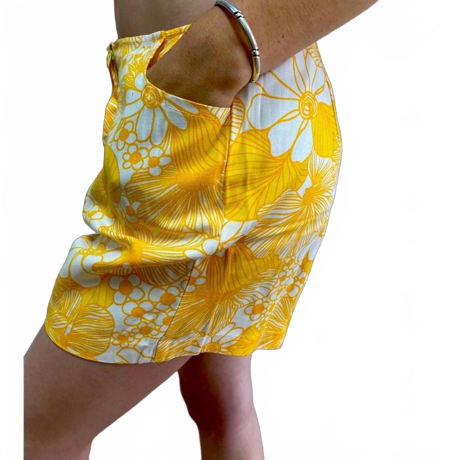 Vintage 60s Handmade High Waisted Cotton Shorts Yellow Floral Print Size 28" / US 6 / IT 42 - 5 Thumbnail