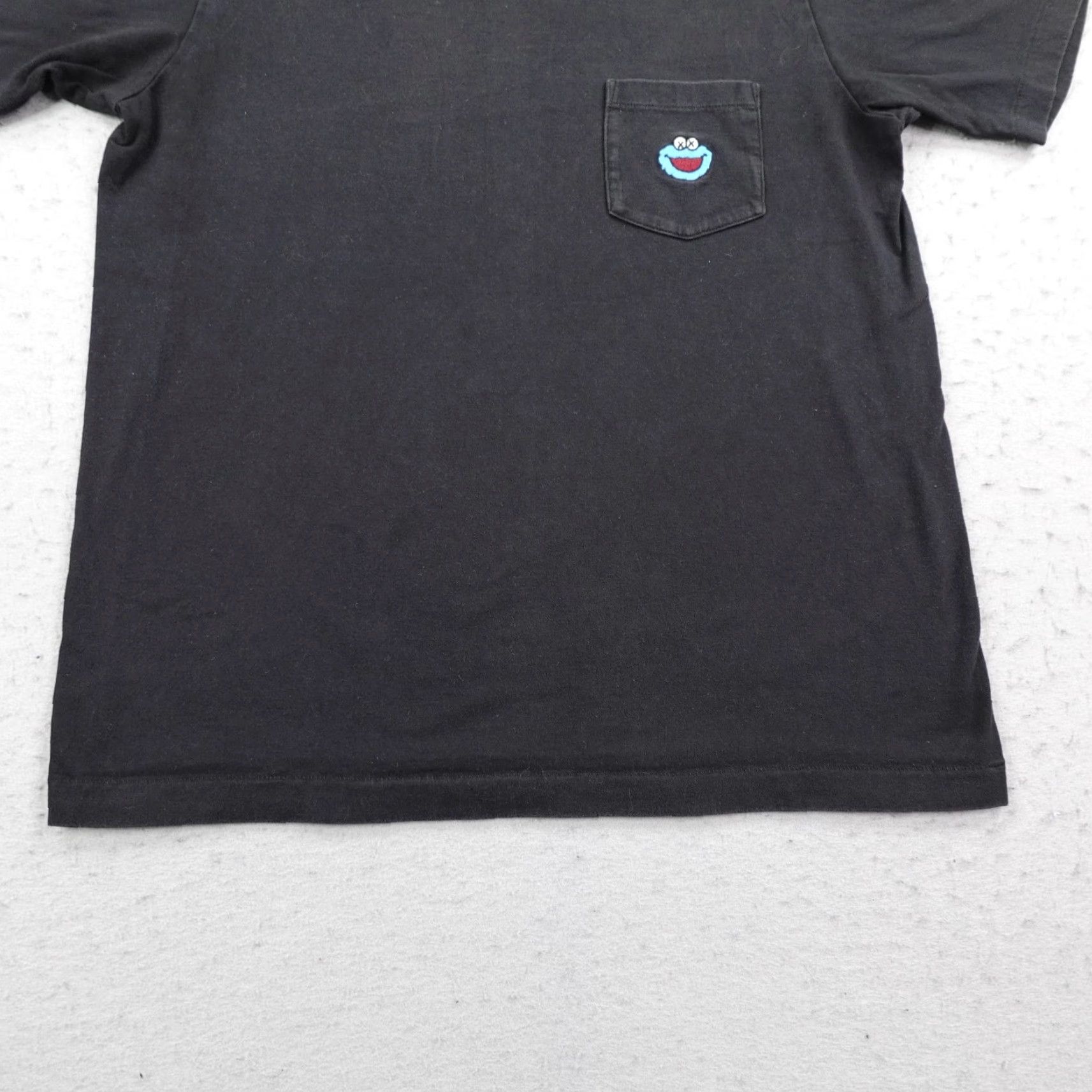 Uniqlo Uniqlo KAWS Shirt Mens M Black Cookie Monster Sesame Street Pocket Tee Graphic Print Size US M / EU 48-50 / 2 - 4 Thumbnail