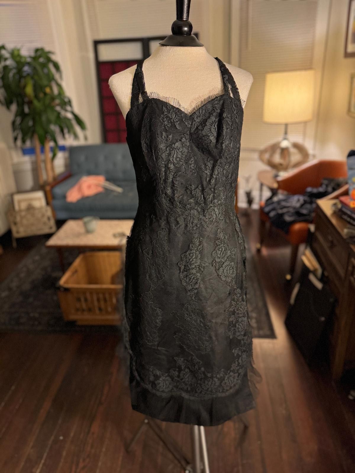 Designer 1950s Wiggle Cocktail Dress Black lace. * slightly wounded Size M / US 6-8 / IT 42-44 - 1 Thumbnail