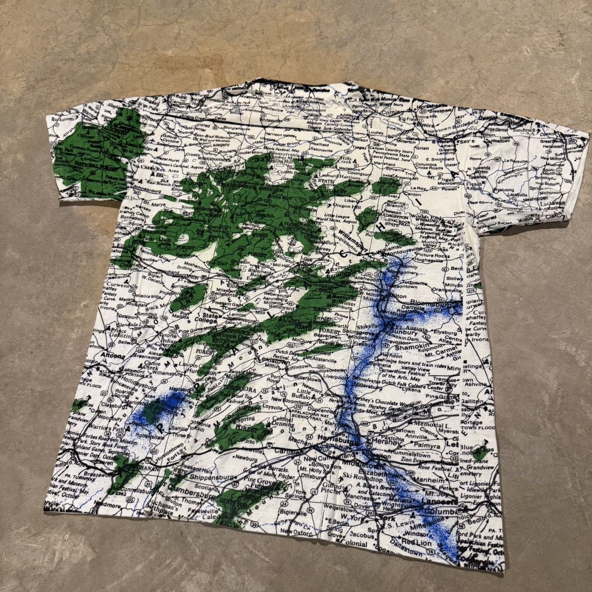 Vintage Vintage 1990s Pennsylvania AOP All Over Print Map Tee Size US L / EU 52-54 / 3 - 7 Thumbnail