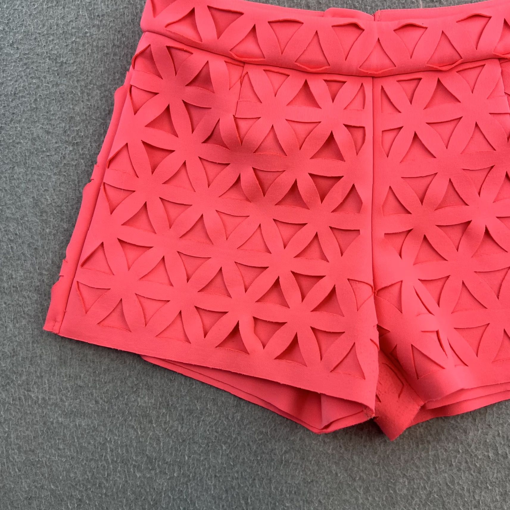 Lilly Pulitzer VINTAGE? Not Vintage. Lilly Pulitzer Shorts Womens 00 Pink Laser Cut Geometric Scallop Hem Dressy Summer Size 24" / US 00 / IT 34 - 6 Thumbnail