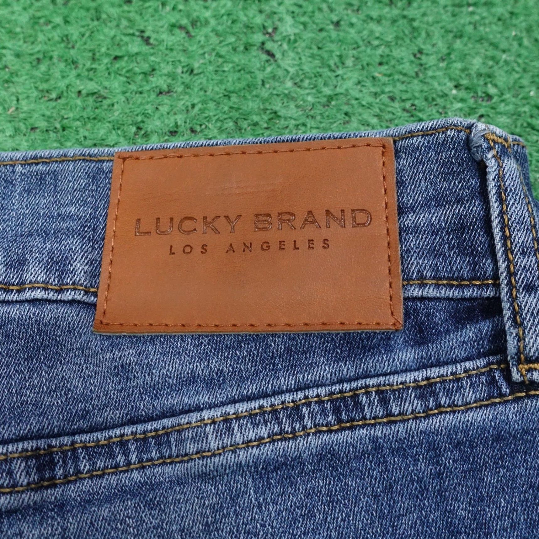 Lucky Brand LUCKY BRAND 410 ATHLETIC STRAIGHT JEANS - MEN - SIZE 40x32 - BLUE DENIM ZIP FLY - REGULAR FIT - GENTLY WORN" Size US 40 / EU 56 - 6 Thumbnail