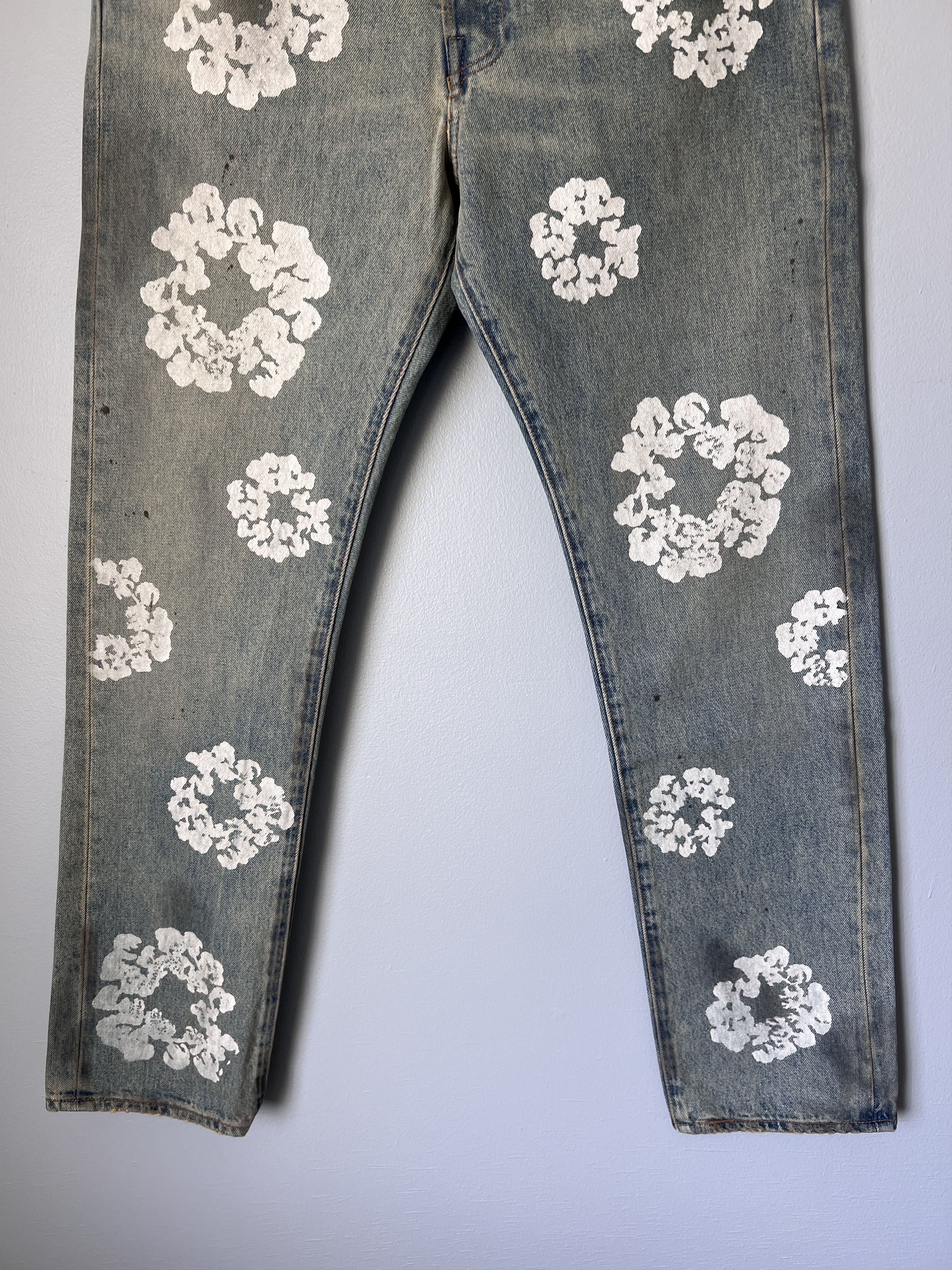 DENIM TEARS × Levi's Denim Tears Levi's Dirty Wash Wreath 501 in Light Wash Size US 33 - 3 Thumbnail