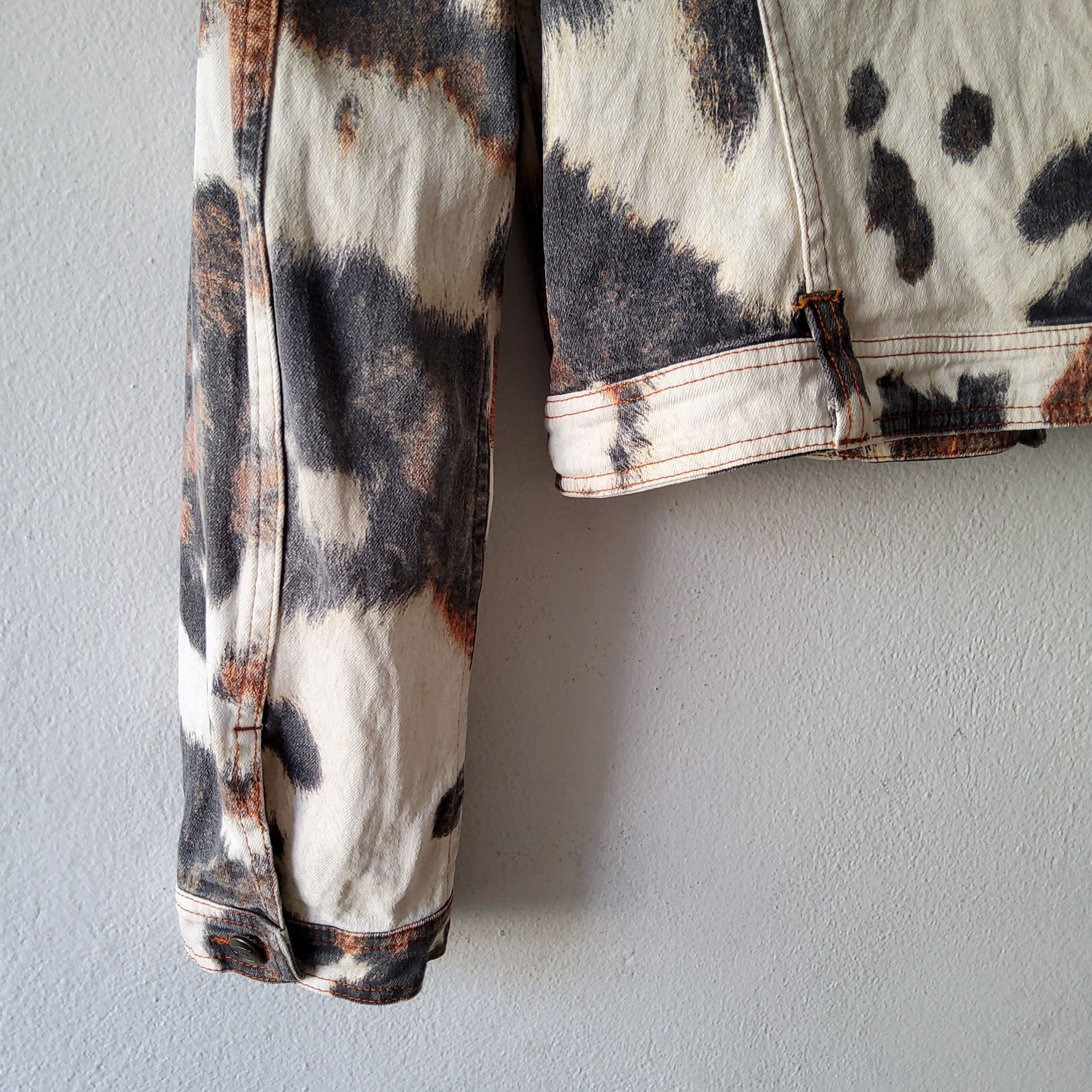 Roberto Cavalli Roberto Cavalli rare vintage SS 2004 cow print denim jacket Size L / US 10 / IT 46 - 9 Thumbnail