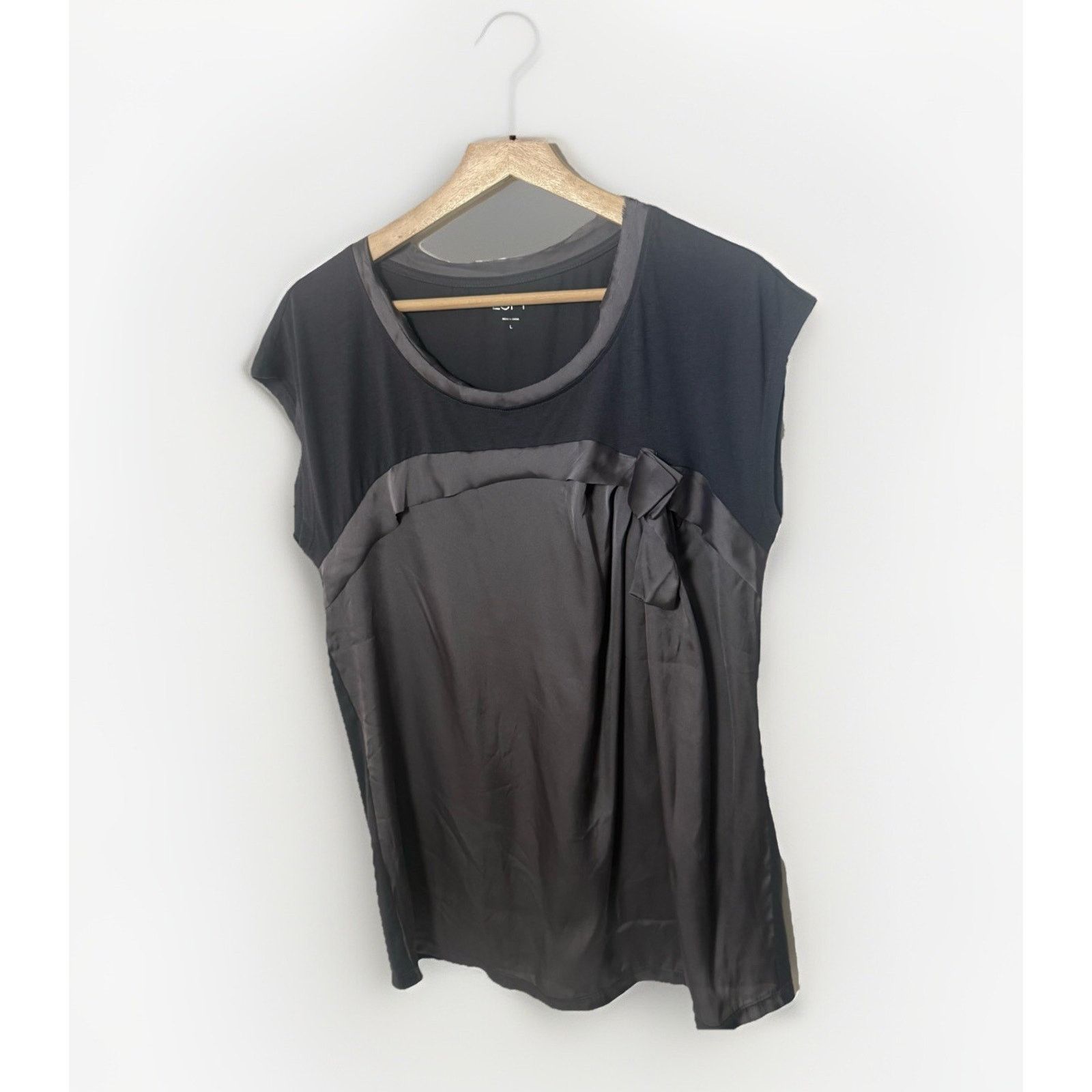 Loft Loft Top Gray Sleeveless Mixed Media Satin Career Academia Size L / US 10 / IT 46 - 1 Thumbnail