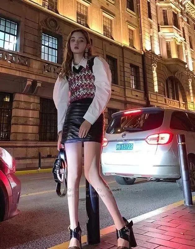 Louis Vuitton Louis Vuitton Sequin Embroidered Knit Vest. Size S / US 4 / IT 40 - 3 Thumbnail