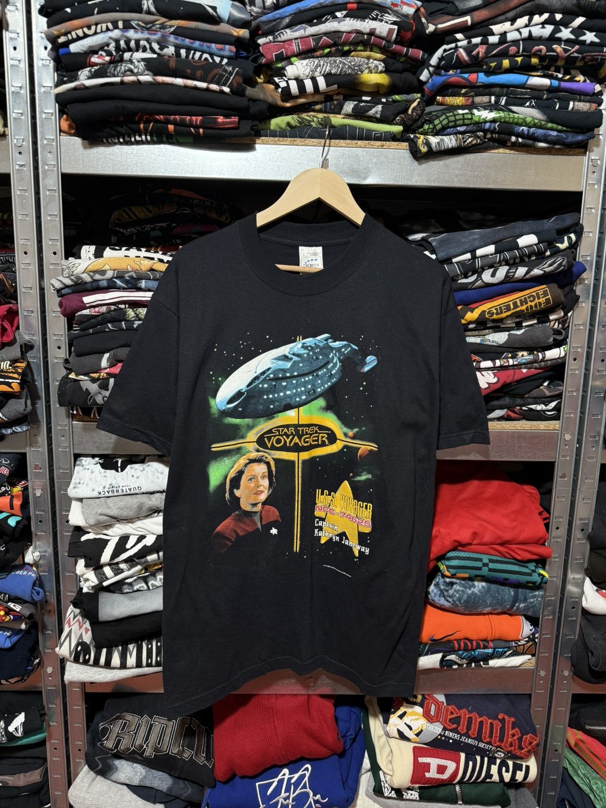 Vintage Vintage 2000 Star Trek Voyager Captain Kathryn T-Shirt Size US L / EU 52-54 / 3 - 1 Thumbnail