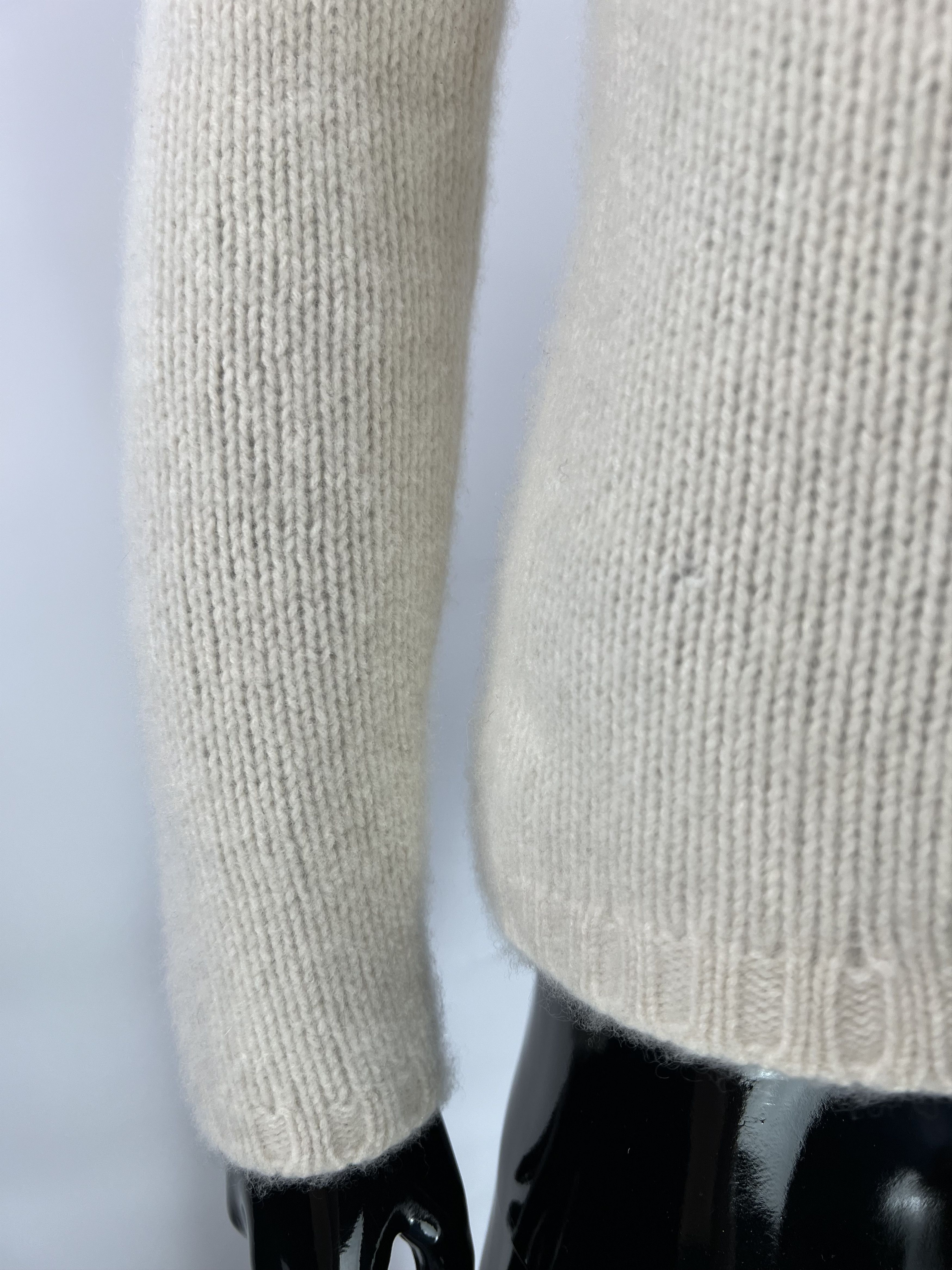 Loro Piana Loro Piana Women's 100% Cashmere V-Neck Sweater Size IT44 Size M / US 6-8 / IT 42-44 - 6 Thumbnail