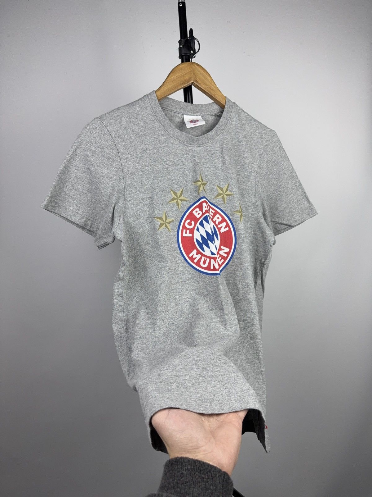 Vintage FC Bayern Munich MIA SAN MIA Crest Graphic T-Shirt Size US S / EU 44-46 / 1 - 3 Thumbnail