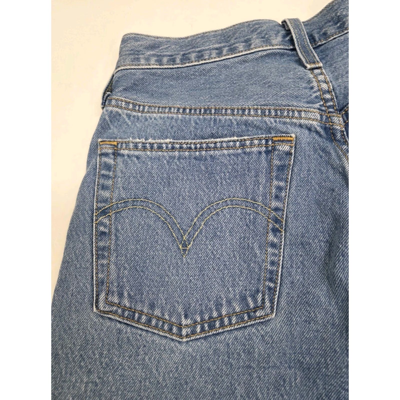 Levi's VINTAGE Levi’s 501 Womens Button Fly Shorts Blue Distressed Raw Hem 26 Regular 6 In Denim 100% Cotton Womens Jeans Size 26" / US 2 / IT 38 - 7 Thumbnail