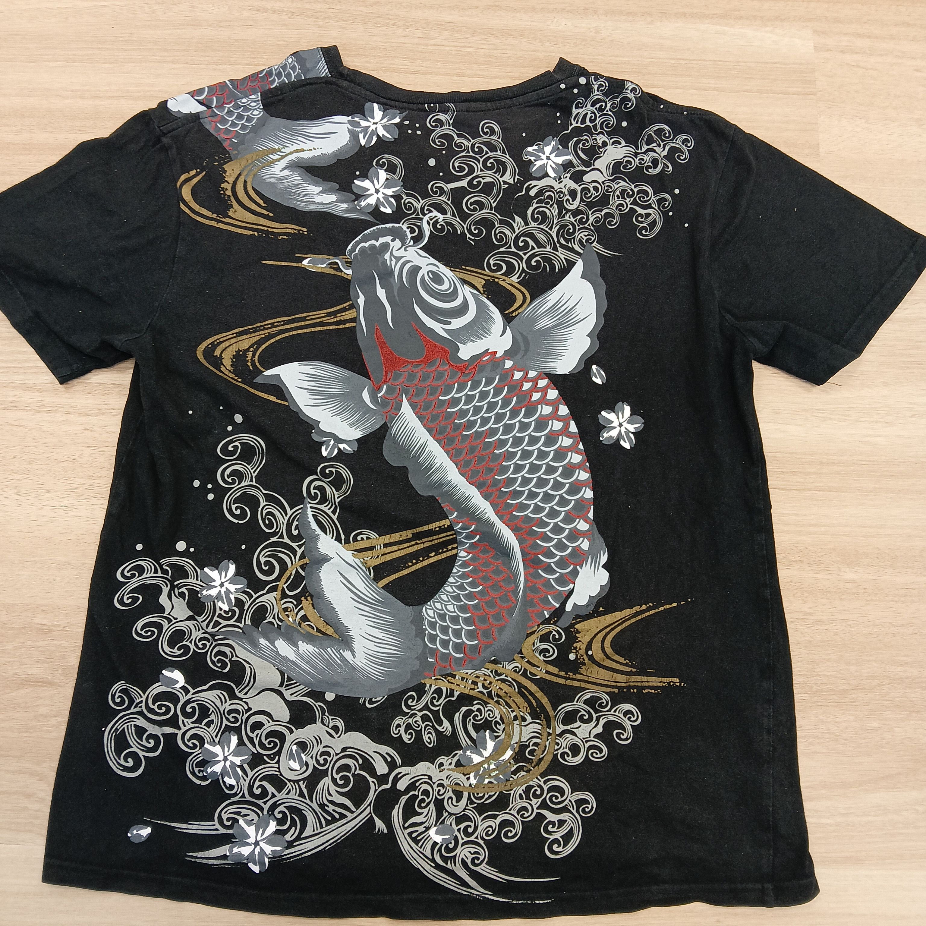 Japanese Brand KOI JAPAN FISH TEE BIG LOGO Size US L / EU 52-54 / 3 - 8 Thumbnail