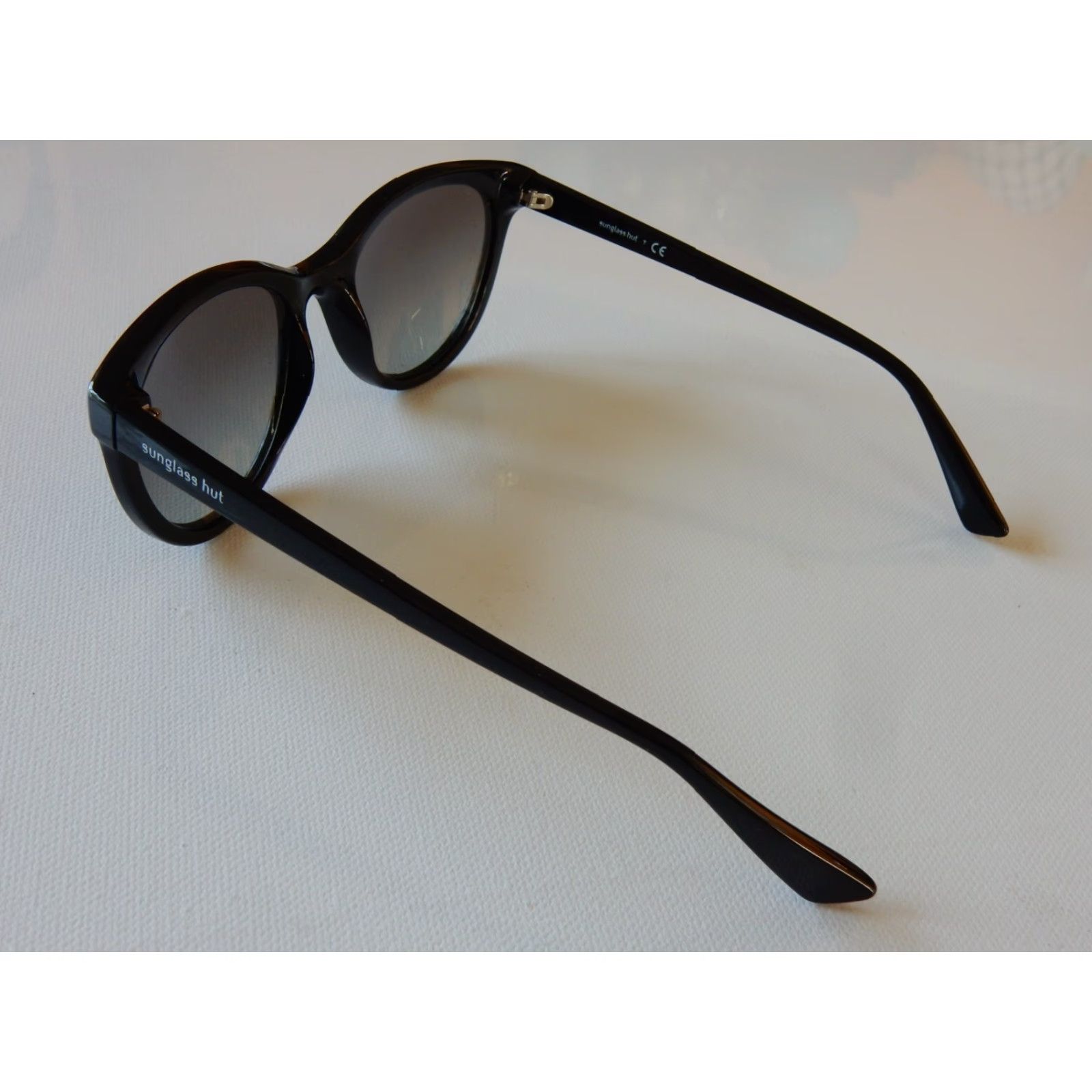 Vintage VINTAGE Sunglasses Hut Women's Sunglasses Black Small Scratches 2011 Size ONE SIZE - 3 Thumbnail