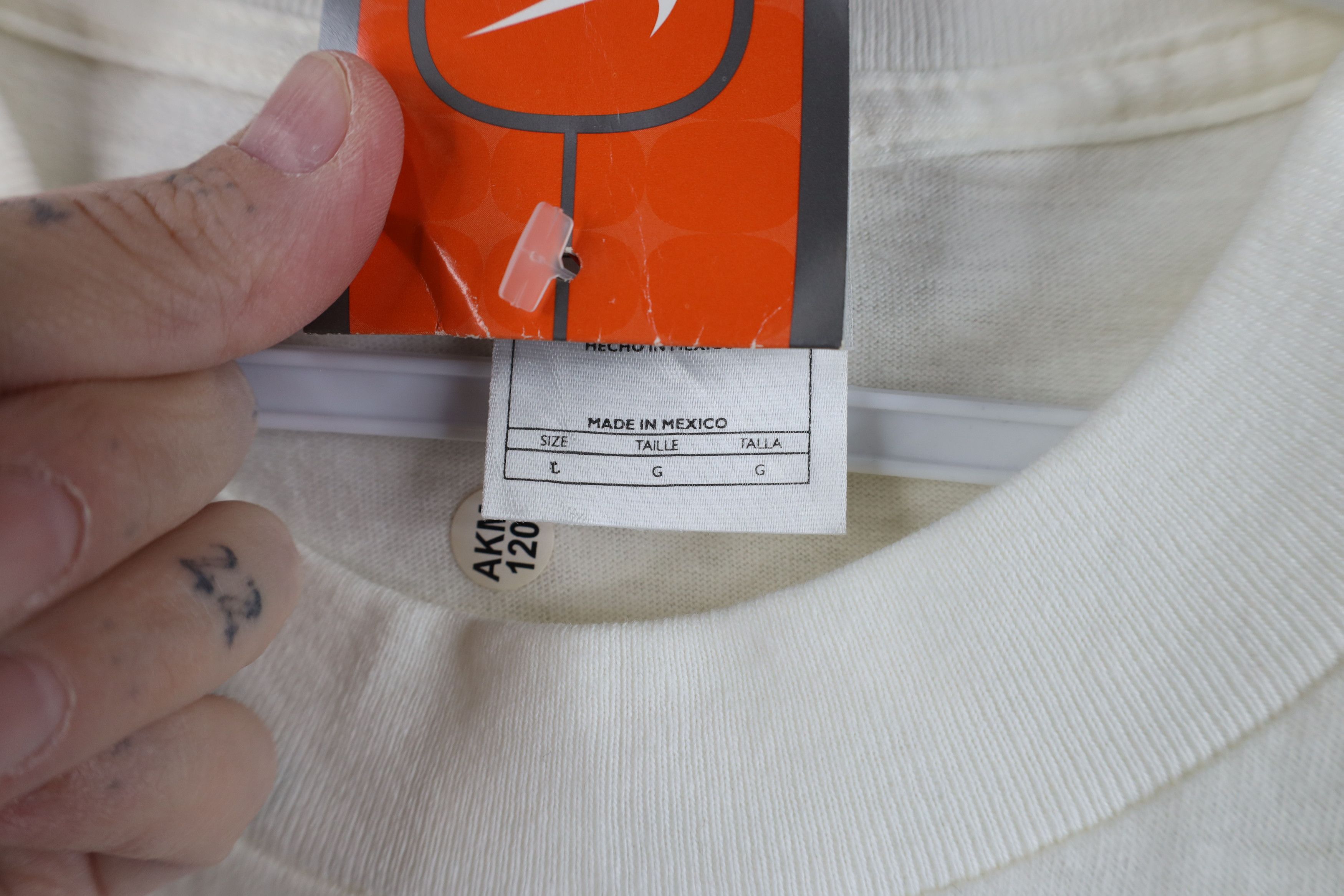 Nike Deadstock Vintage 90s Nike Scott Mini Swoosh T-Shirt White Size US L / EU 52-54 / 3 - 9 Thumbnail