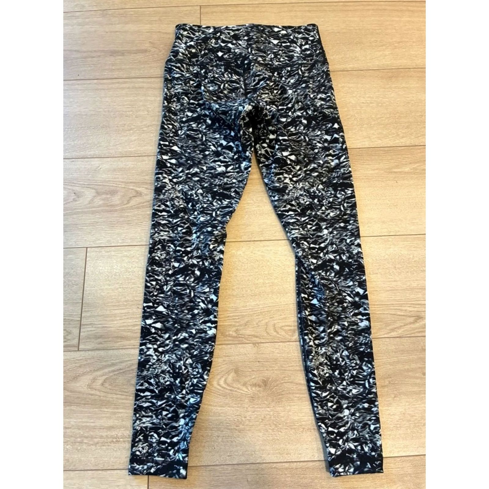 Lululemon Lululemon Wunder Under Hi-Rise Tight 28” Legging Liquid Platinum Size 8 Women Black 28” Hi-Rise Tights Activewear Mens Womens not applicable Size 30" / US 8 / IT 44 - 7 Thumbnail