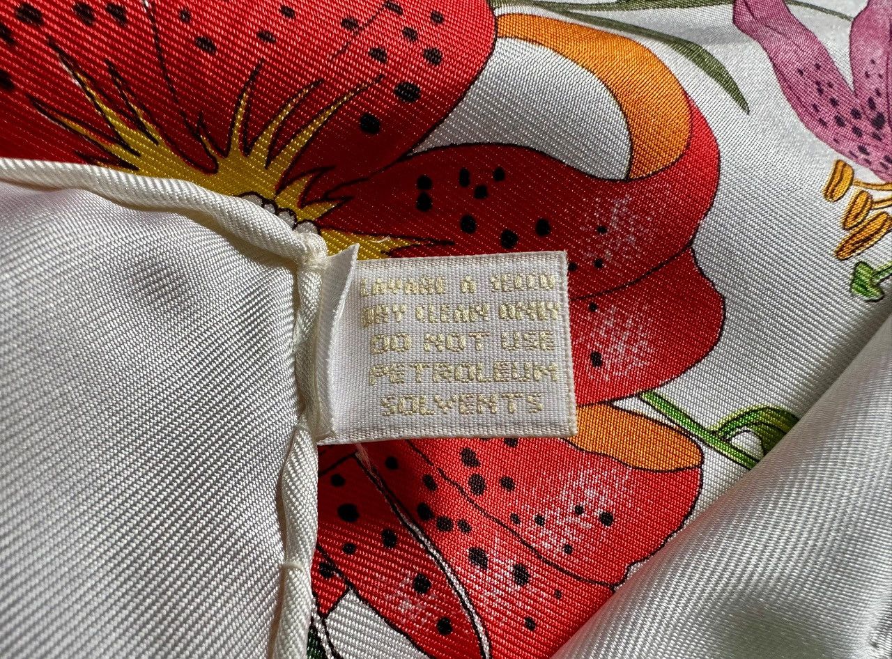Gucci Authentic Gucci FloraPrinted Silk Twill Carré Scarf Size ONE SIZE - 7 Thumbnail
