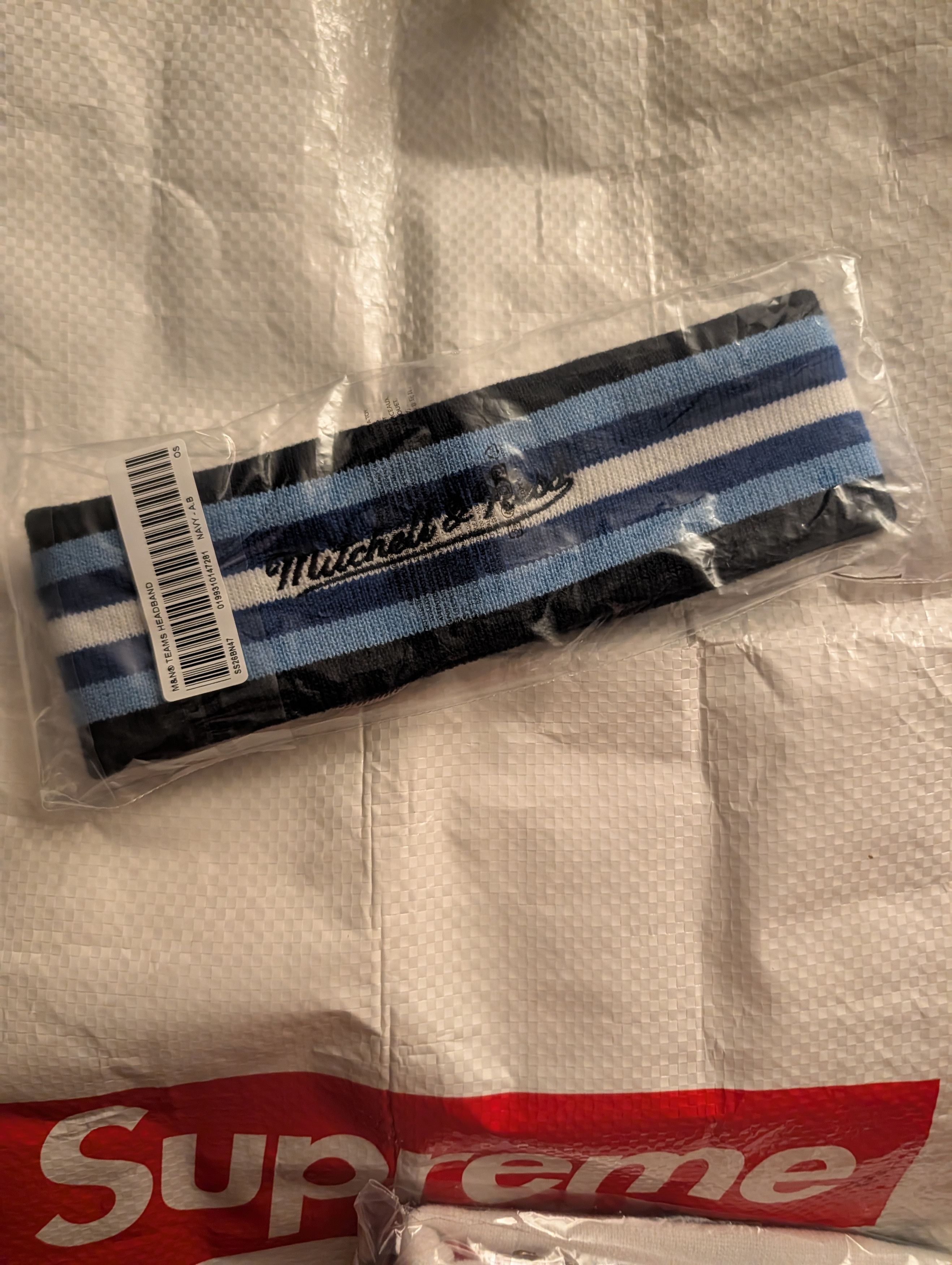 Mitchell & Ness × Supreme Supreme Team Headband Mitchell & Ness ATL Braves S26 Size ONE SIZE - 2 Thumbnail