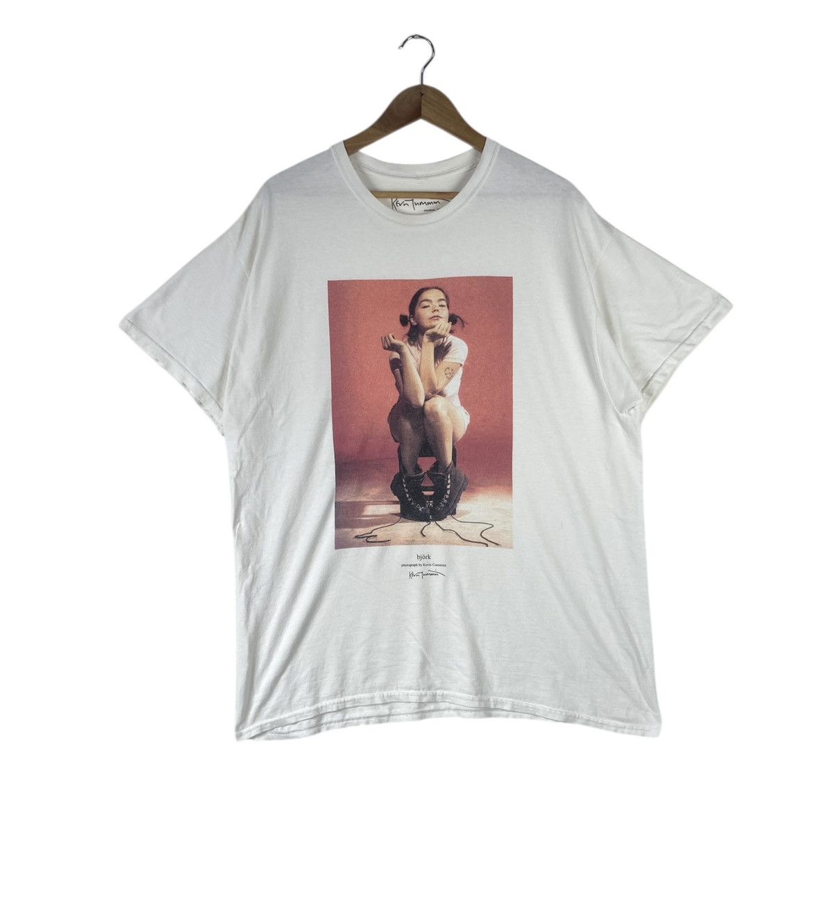 Band Tees Vintage Björk By Kevin Cummins Iconic Photographs T-Shirt Size US XL / EU 56 / 4 - 1 Thumbnail