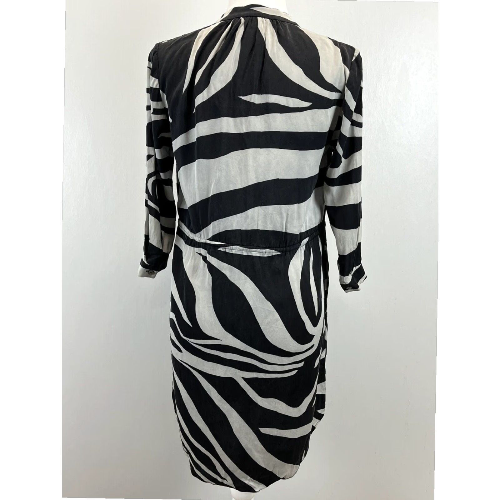 Diane von Furstenberg VINTAGE Diane von Furstenberg Animal Print Zebra Silk Blend Shirt Dress Womens Size 2 Black & Grey Size XS / US 0-2 / IT 36-38 - 2 Thumbnail
