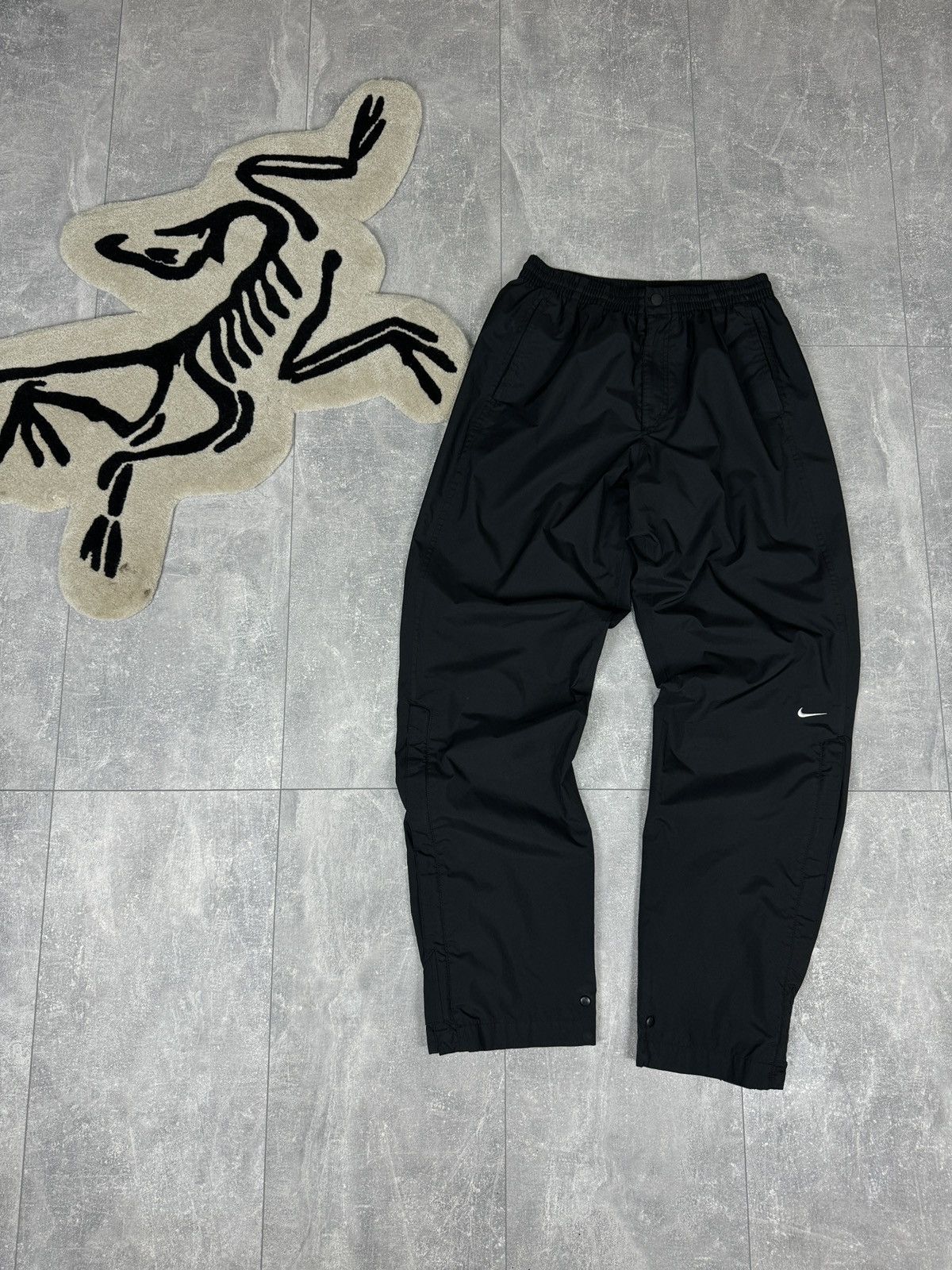Vintage Mens Vintage Nike swoosh black pants sweatpants drill nylon Size US 32 / EU 48 - 1 Thumbnail