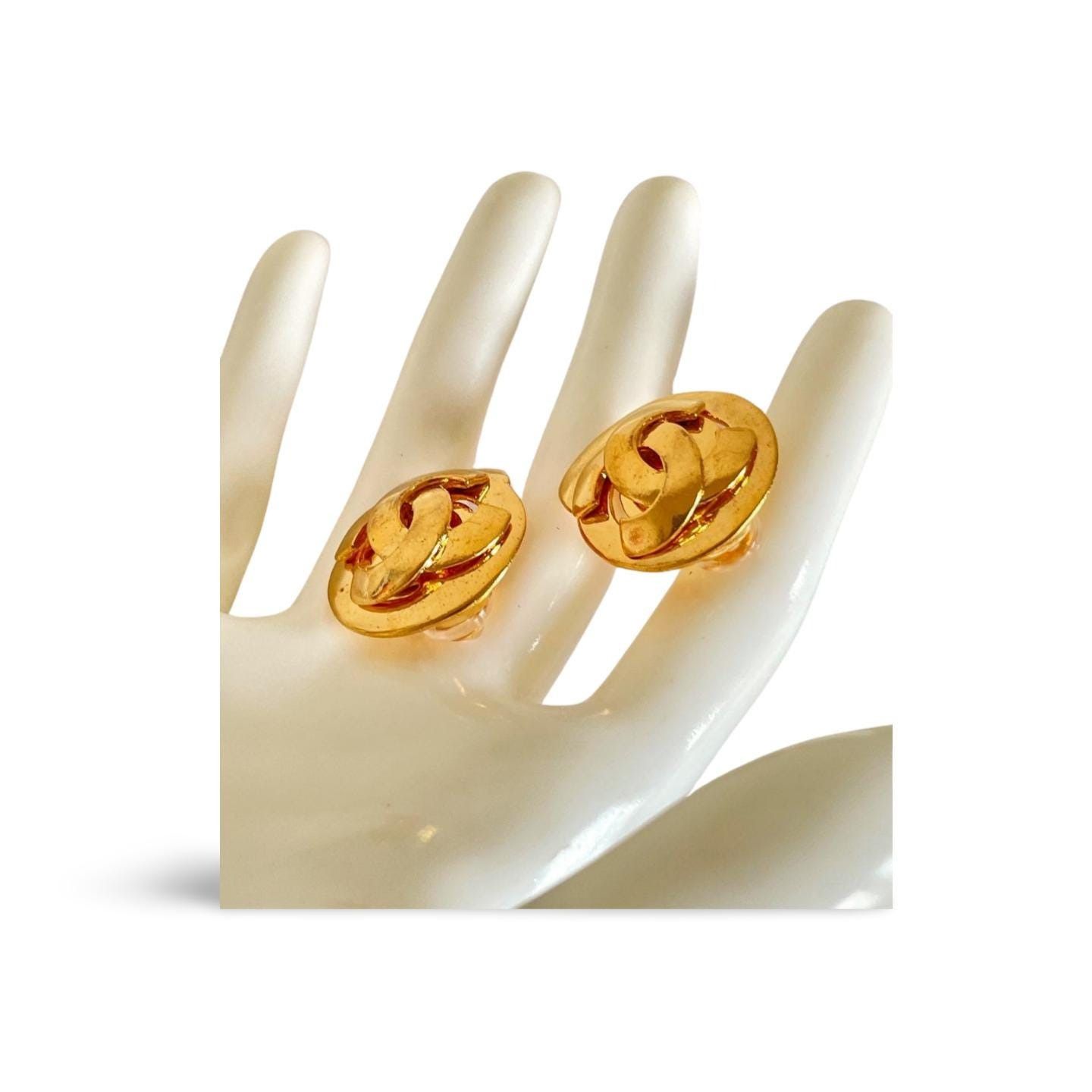 Chanel Vintage CHANEL gold tone round snail design earrings with CC Size ONE SIZE - 7 Thumbnail