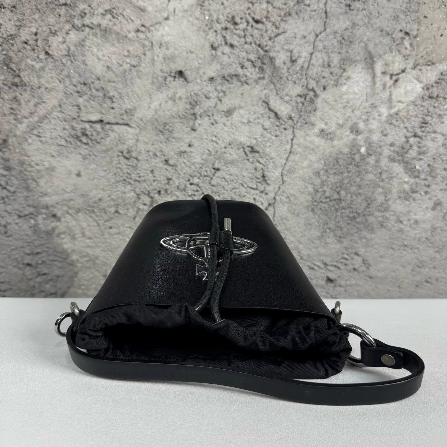 Vivienne Westwood Vivienne Westwood Bucket Bag Used Size ONE SIZE - 5 Thumbnail