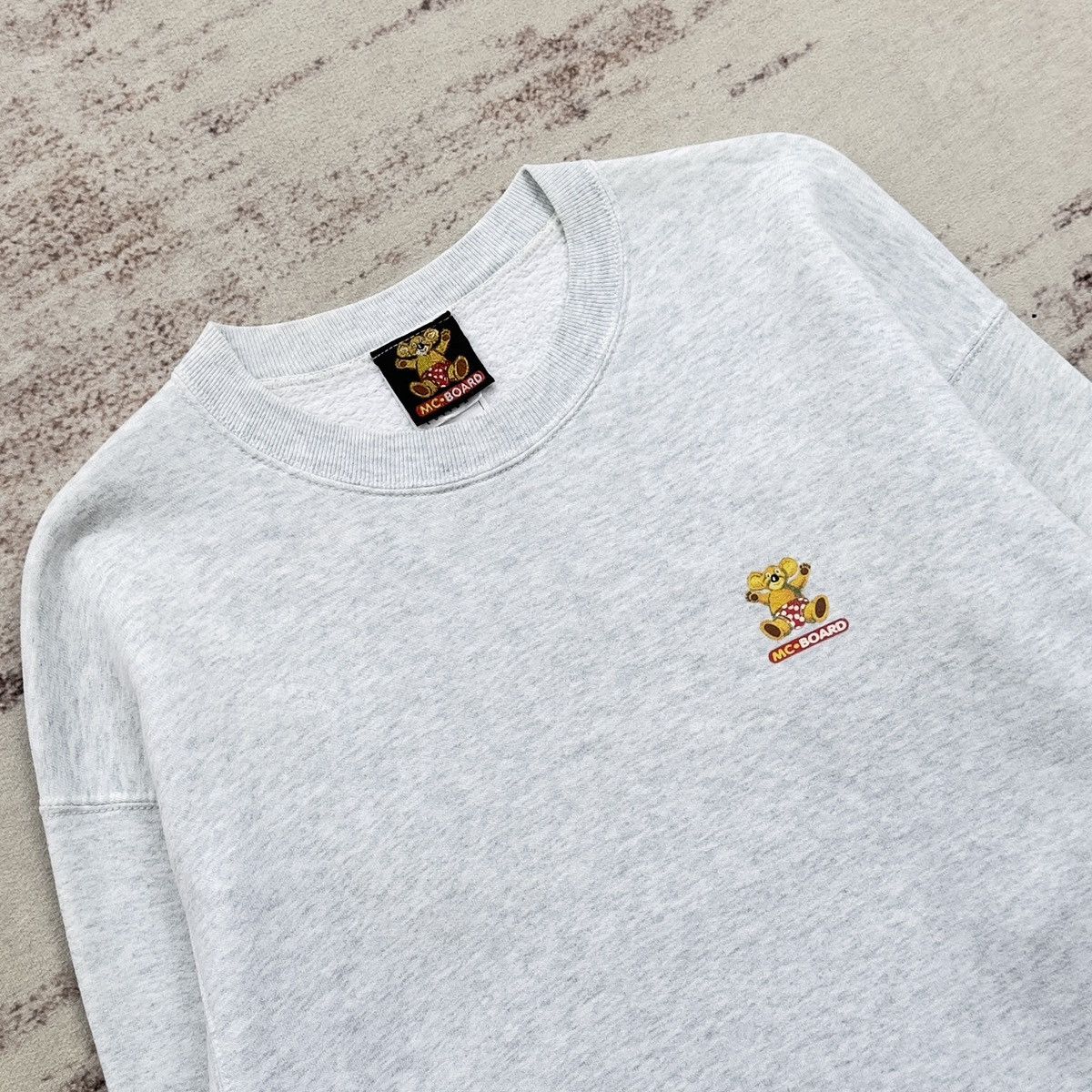 Fruit Of The Loom VINTAGE 90’s MC•BOARD ONE BEAR ONE WORLD CREWNECK SWEATSHIRT Size US L / EU 52-54 / 3 - 5 Thumbnail