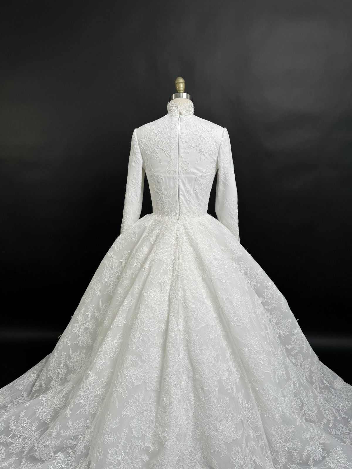 Other Preloved US 4 Anna Augusta Chantilly Corded Lace Bridal Gown Size S / US 4 / IT 40 - 8 Thumbnail