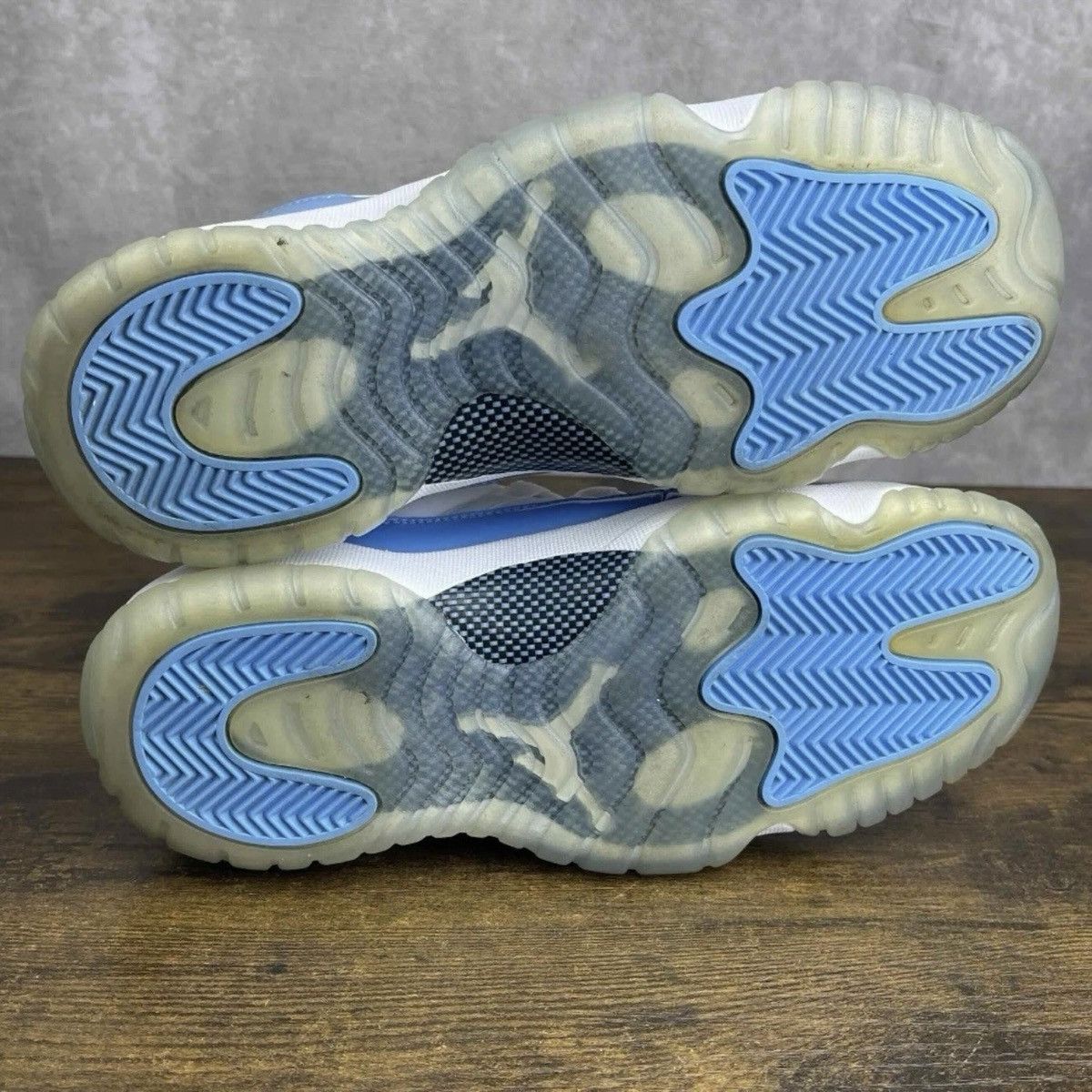 Jordan Brand Air Jordan 11 Retro Low University Blue UNC 528896-106 Youth Size US 6 / EU 39 - 7 Thumbnail