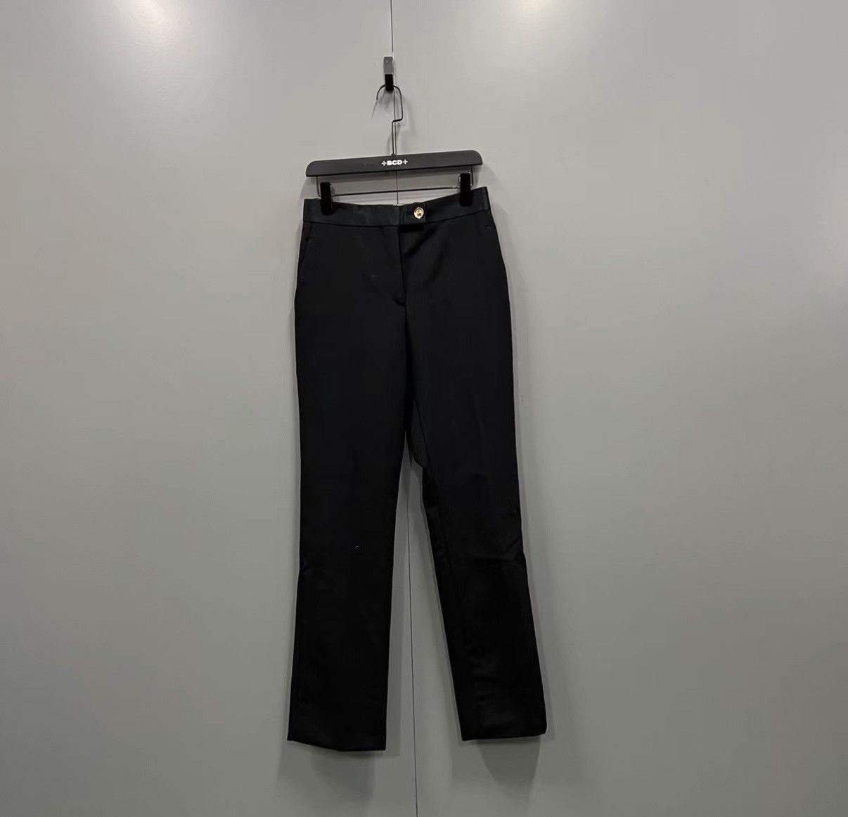 Louis Vuitton Louis Vuitton 2023 Black High-waisted Slim-fit Pants J41 Size 26" / US 2 / IT 38 - 1 Thumbnail