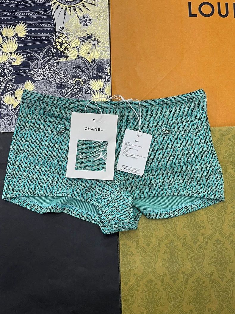 Chanel Chanel 25C Early Spring Vacation Series Green Tweed Shorts Size 25" / US 0 / IT 36 - 1 Thumbnail
