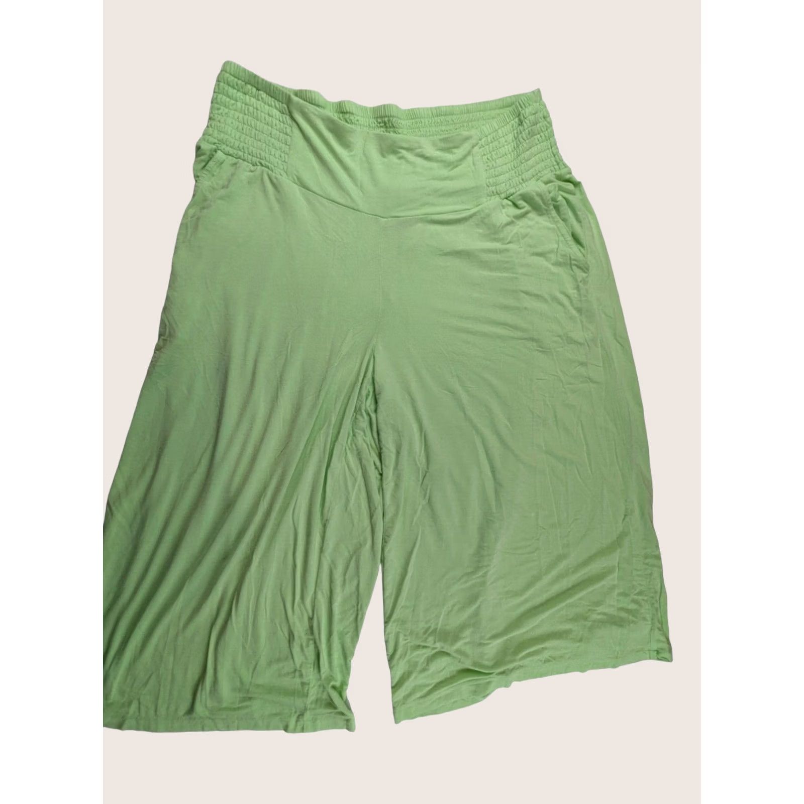 Torrid Torrid Shorts Green Size 2 Solid Pull On Gartered Lightweight Bermuda Preppy Womens Size 26" / US 2 / IT 38 - 1 Thumbnail