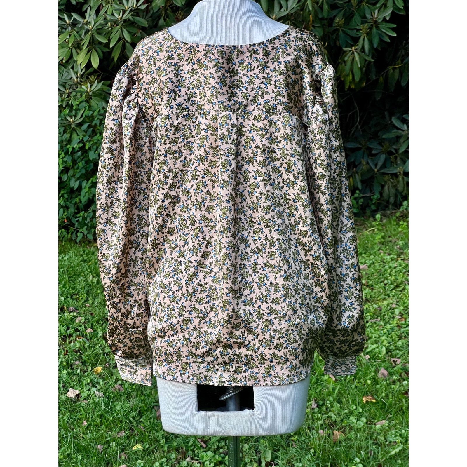 Levi's Women Levis XL Delany Button Front Blouse Flowy Satin Floral Size XL / US 12-14 / IT 48-50 - 2 Thumbnail