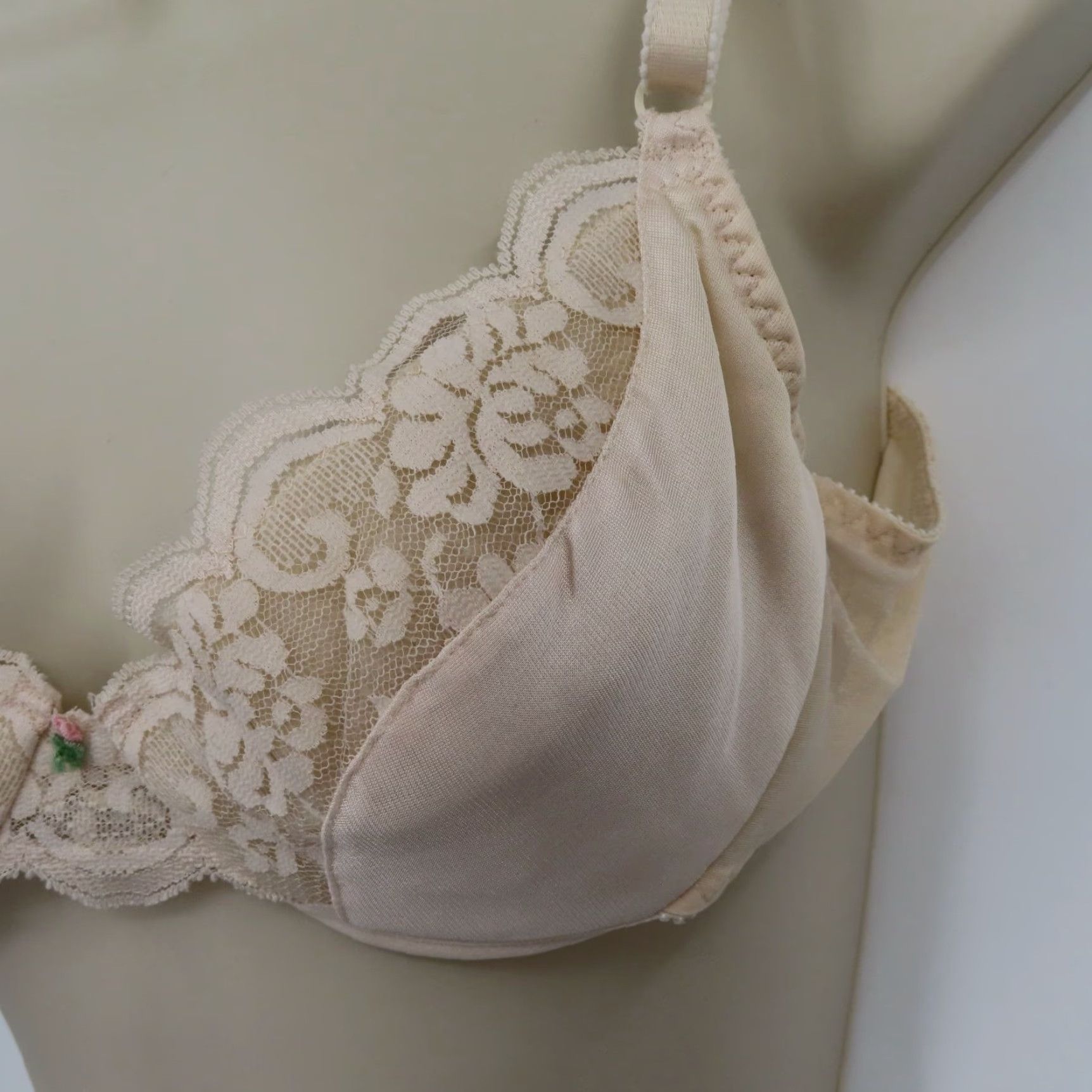 JCPenney VINTAGE J. C. Penney Fantasia Bra 36B Cream Underwire Lined Lace Satin Rosette 7236 Womens Size ONE SIZE - 4 Thumbnail