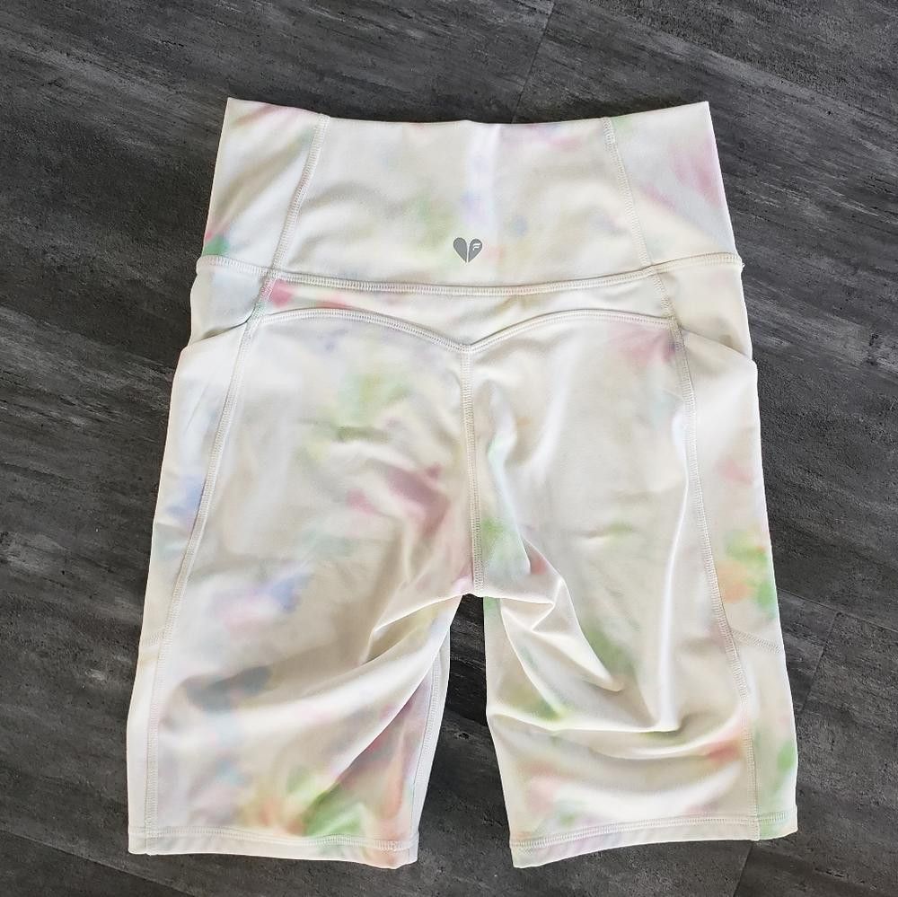 Fabletics Tie Dye Fabletics Oasis High Waisted Pocket Short Size 26" / US 2 / IT 38 - 2 Thumbnail