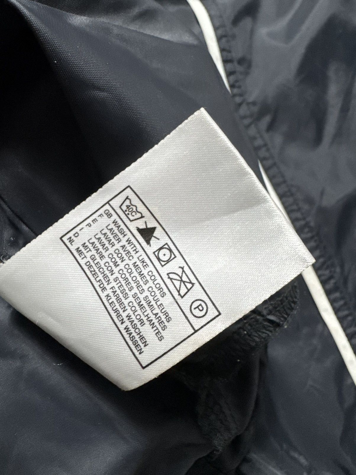 Nike Nike Vintage 90’s Nylon Black Light Windbreakers Jacket Size US L / EU 52-54 / 3 - 7 Thumbnail