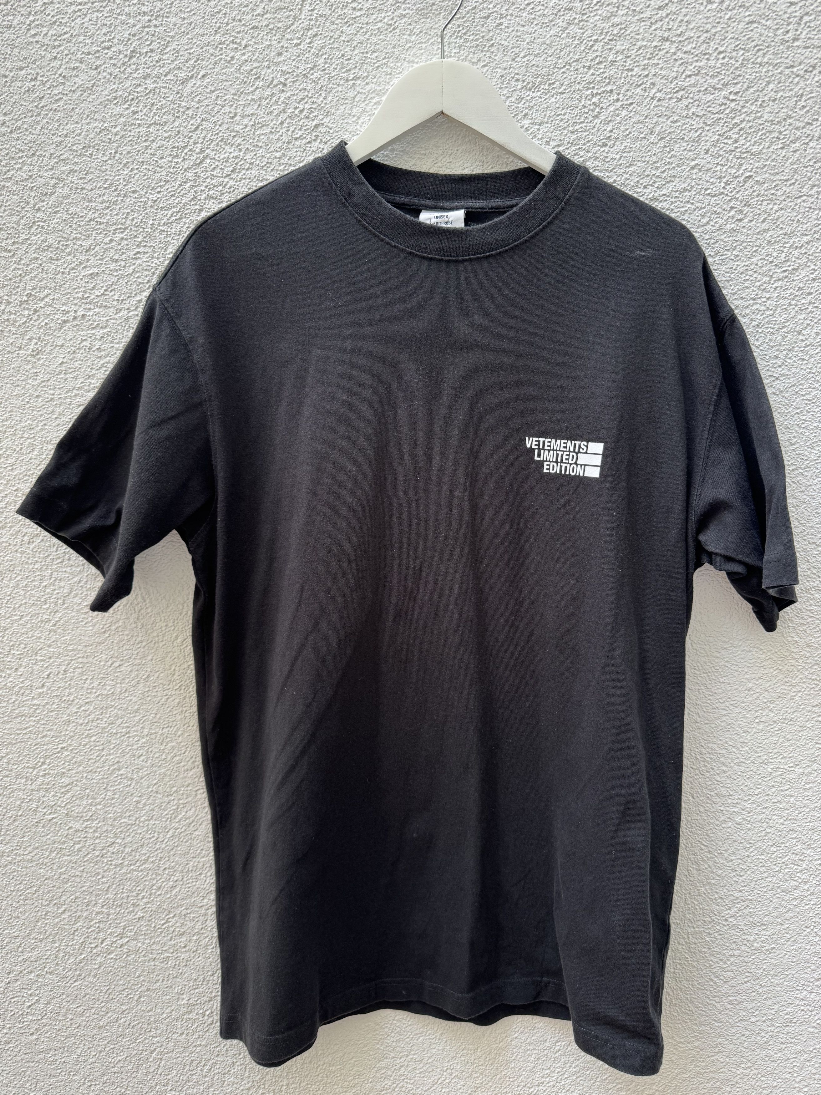 Vetements Vetements Oversized T-shirt - Black Size US S / EU 44-46 / 1 - 1 Thumbnail