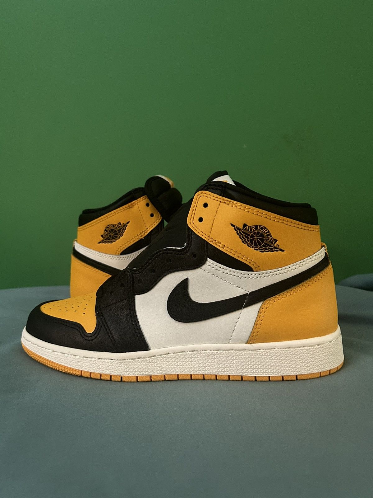 Jordan Brand Nike Air Jordan 1 High Taxi 2022 Size US 6 / EU 39 - 1 Thumbnail
