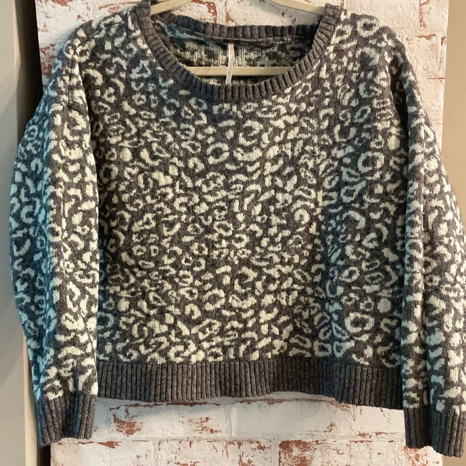 Free People We The Free Gray and White Animal Print Sweater Size S / US 4 / IT 40 - 1 Thumbnail