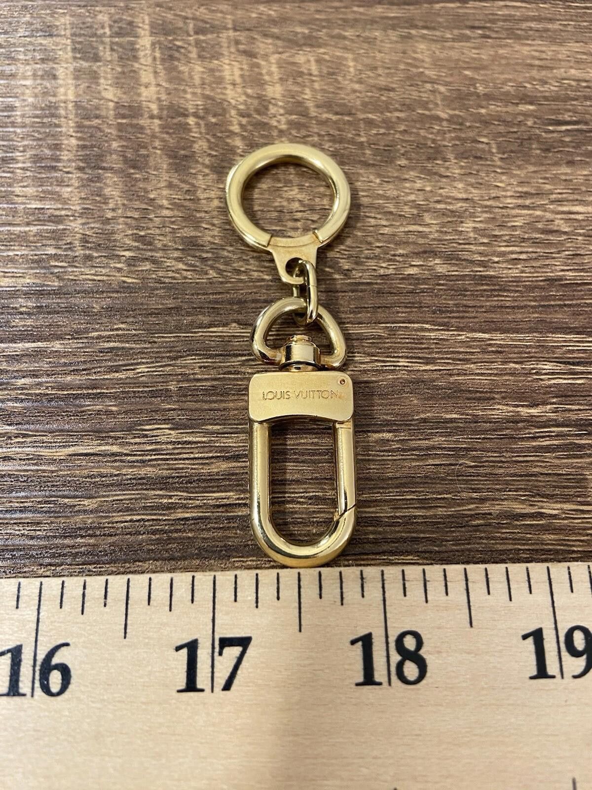 Louis Vuitton Louis Vuitton gold metal keychain bag charm, made in France Size ONE SIZE - 5 Thumbnail