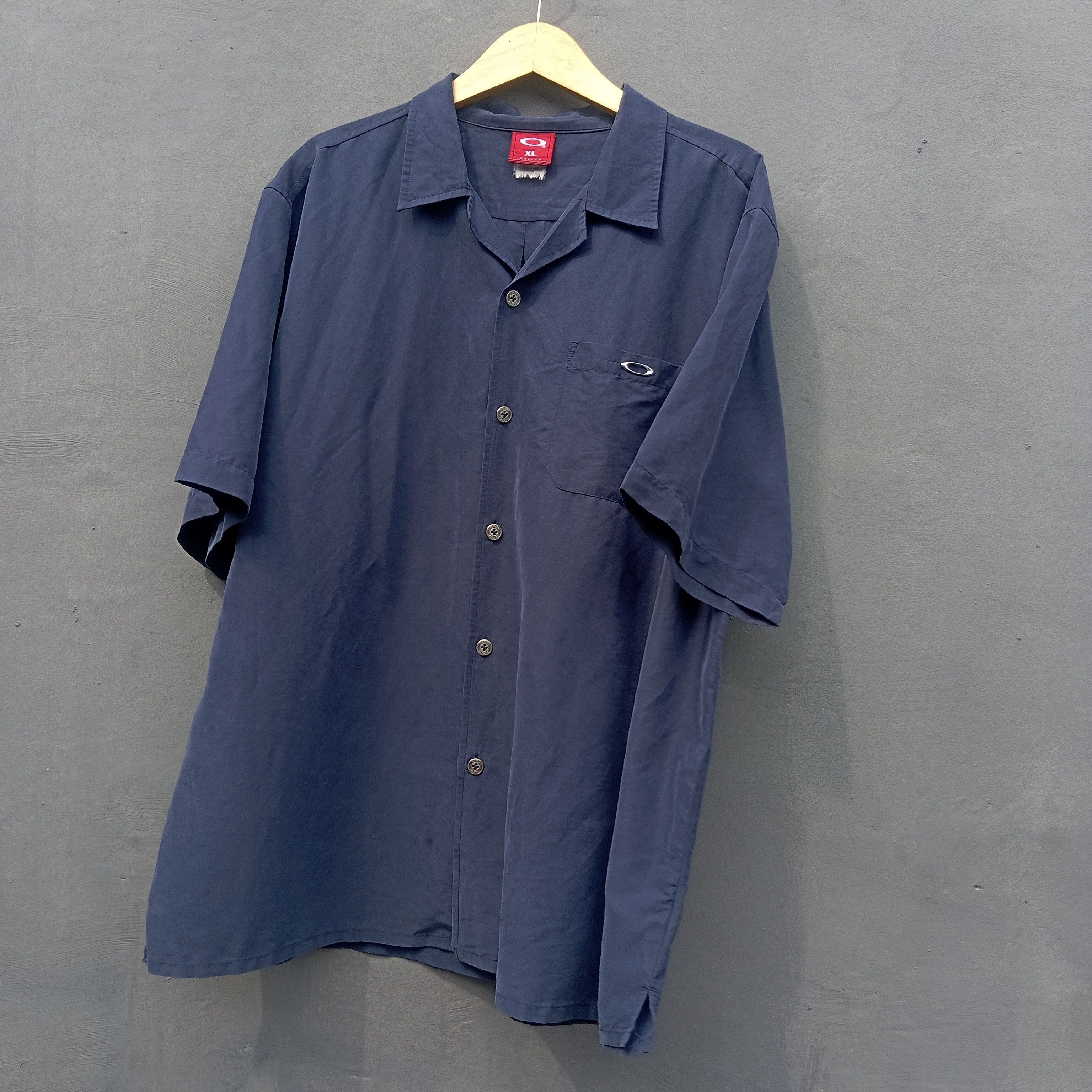 image of Vintage Y2K Oakley Shirts in Navy, Men's (Size XL)